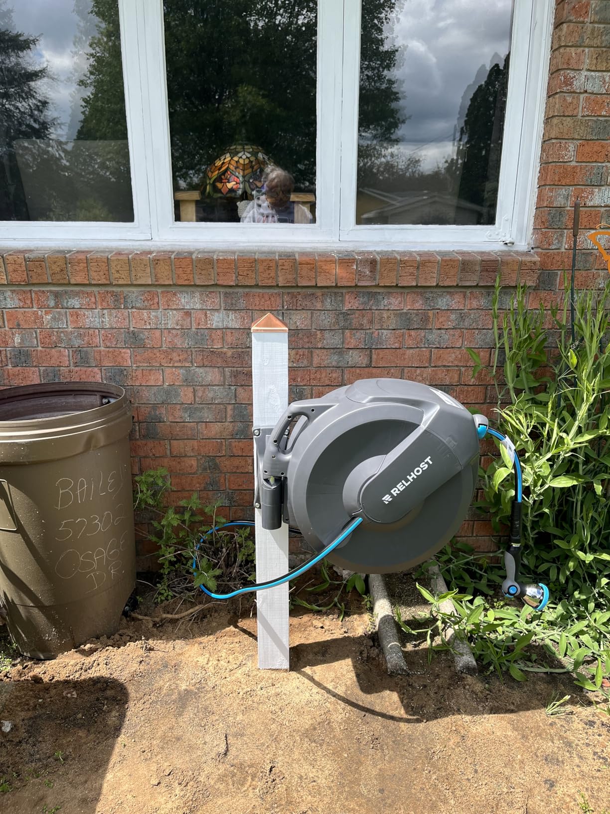 Relhost Retractable Garden Hose Reel, 5/8 in x 100 ft Wall Mount Heavy Duty Hose Reel with Any-Length Lock, Auto Rewind System, 180 Degree Swivel Bracket, and 10-Pattern Nozzle for Garden, Dark Grey customer photo 1