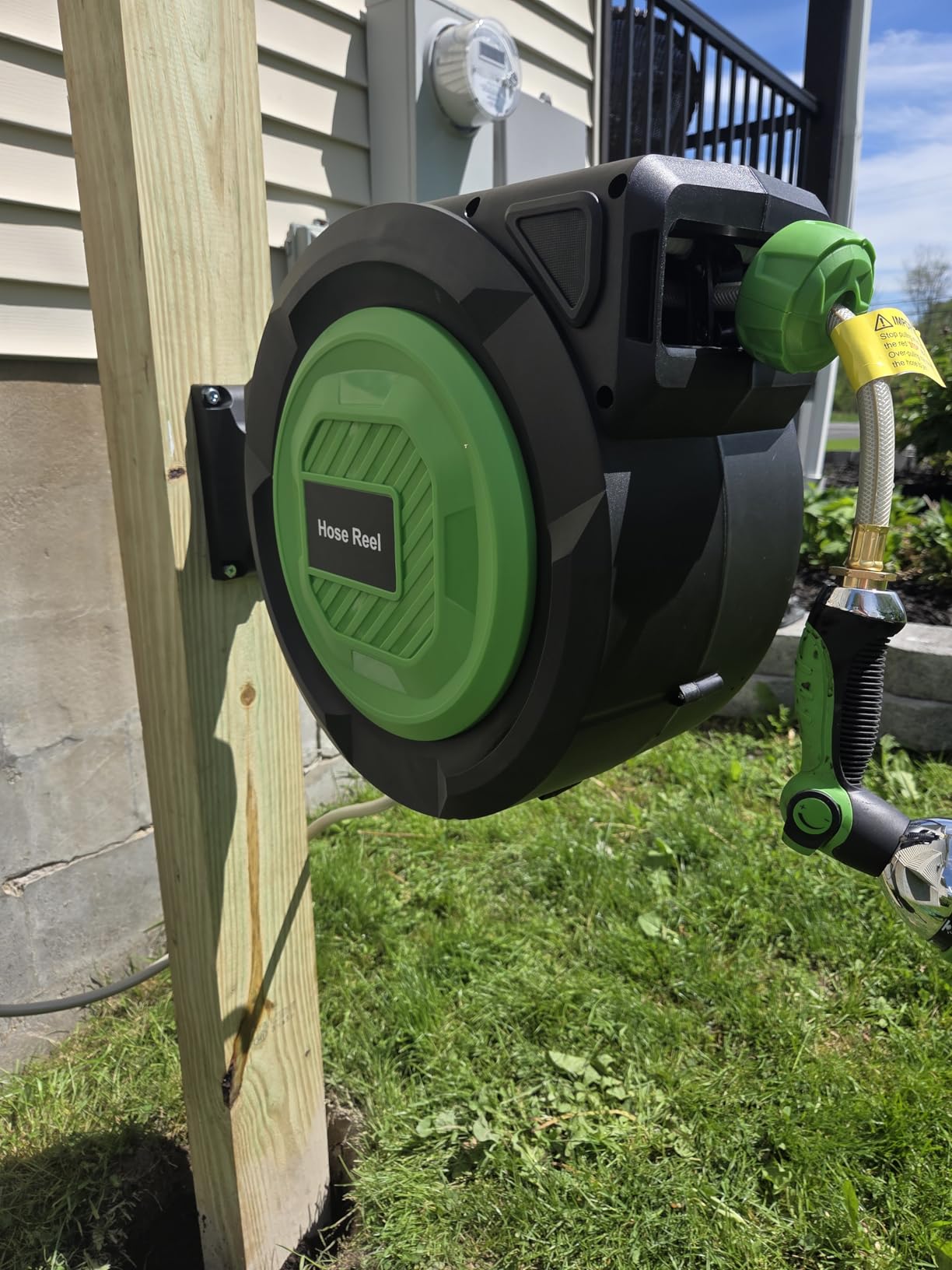 Retractable Garden Hose Reel, 5/8 in x 100 ft Heavy Duty Wall-Mounted Hose Reel with 180 Degree Swivel Bracket, 10-Pattern Nozzle, Automatic Slow Rewind System, Any Length Lock for outside Watering,Cleaning customer photo 2