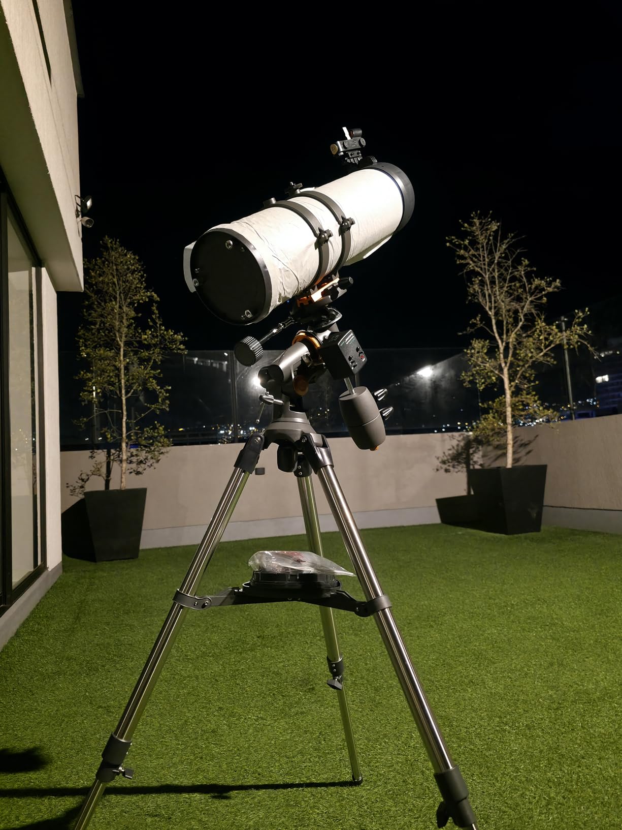 Celestron - AstroMaster 130EQ-MD Newtonian Reflector Telescope for Beginners - Aluminized Mirror - Motor Drive to Track Stars - Adjustable Tripod - Includes Eyepieces Plus Astronomy Software Package customer photo 1