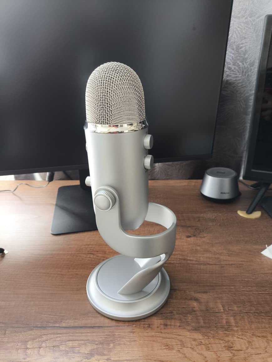 Logitech Creators Blue Yeti USB Microphone for PC, Mac, Gaming, Recording, Streaming, Podcasting, Studio and Computer Condenser Mic with Blue VO!CE Effects, 4 Pickup Patterns, Plug and Play - Silver customer photo 2