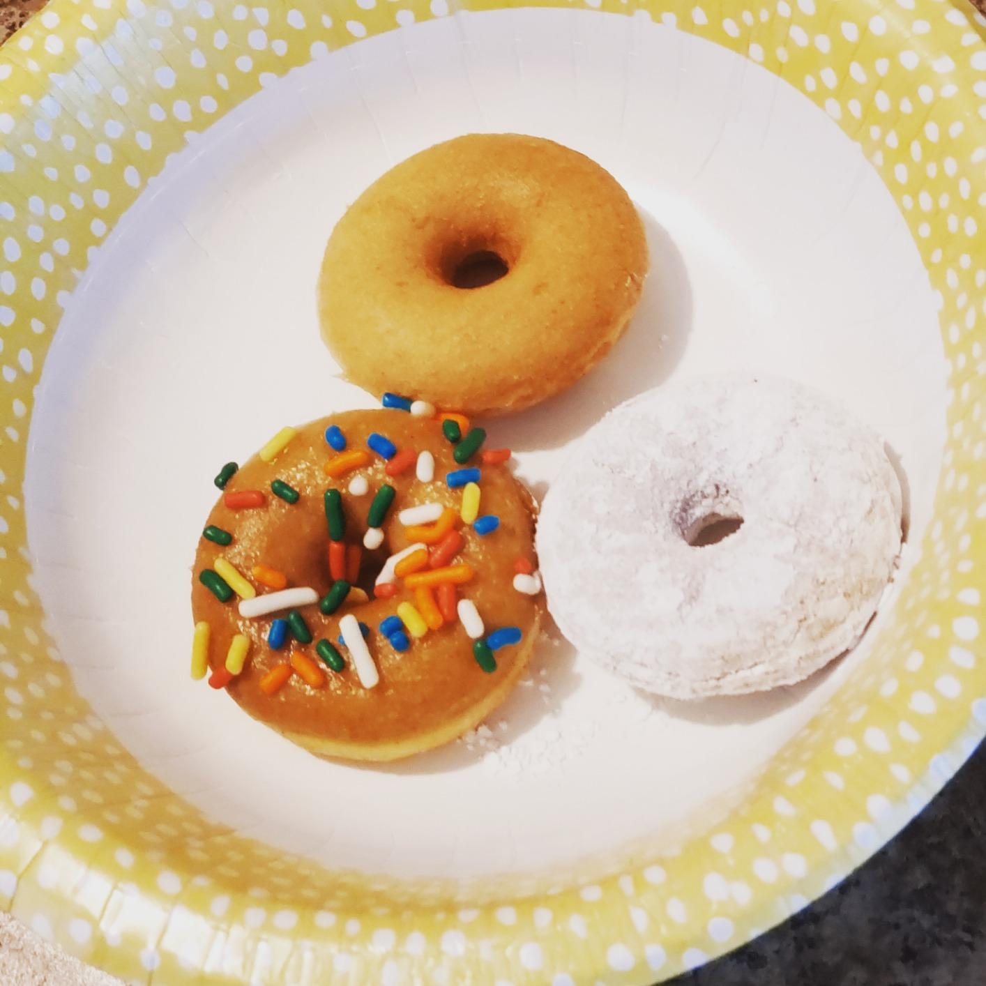 BETTY CROCKER Donut Maker, Mini Donut Maker with Nonstick Surface, Mini Donut Maker Machine with Cool Touch Handle & Makes 7 Delicious Fresh Donuts in Minutes, Red customer photo 2