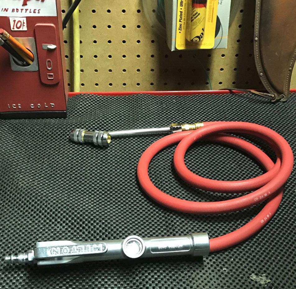 Milton 553 Heavy-Duty Truck Tire Inflator with Pressure Gauge, 5' Hose Dual Lock-on Air Chuck, Made in USA (OSHA Compliant) 10-160 PSI customer photo 1