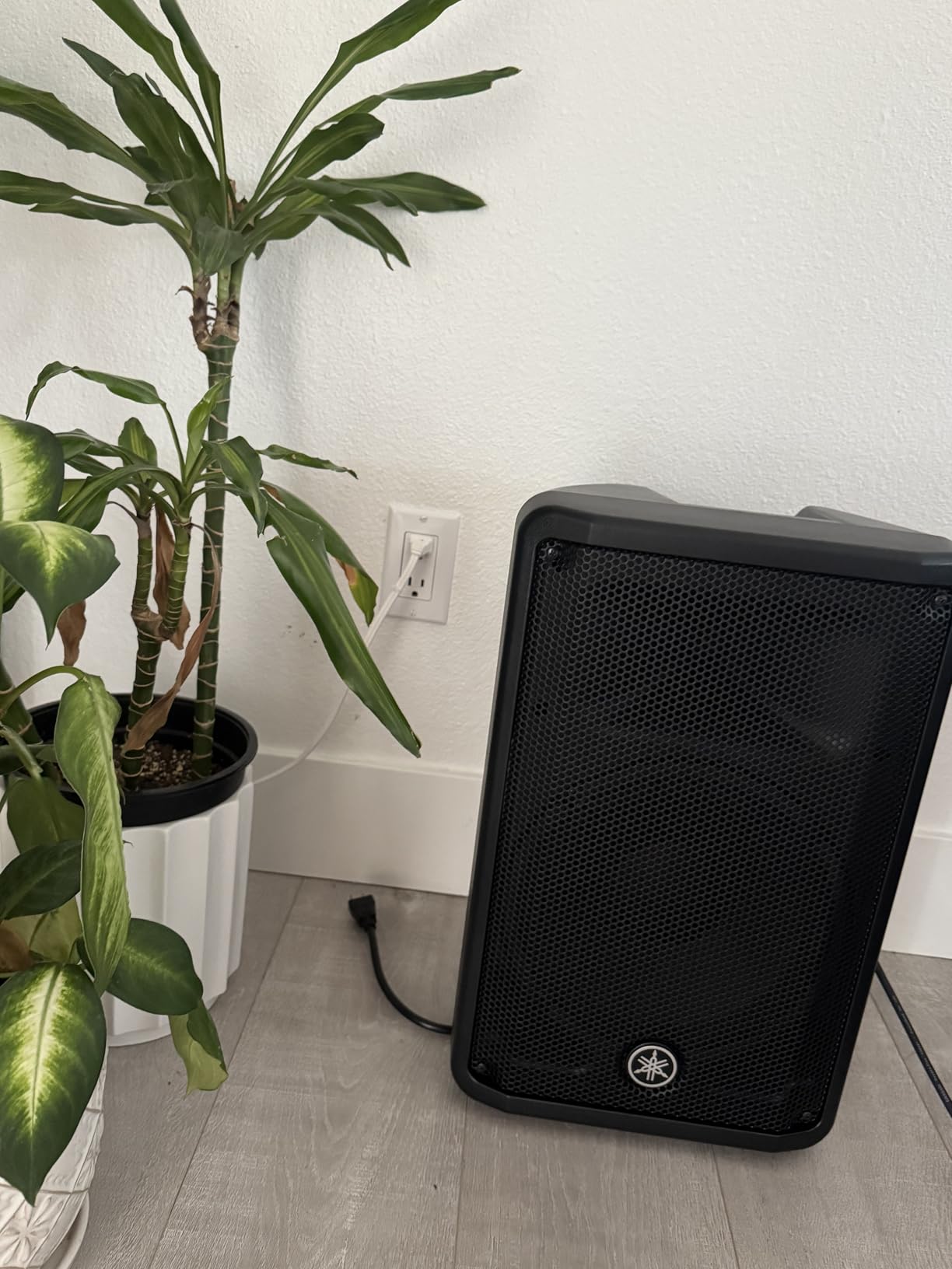 Yamaha DBR Series DBR15 Powered Speaker Cabinet, multiColored, 0 customer photo 1