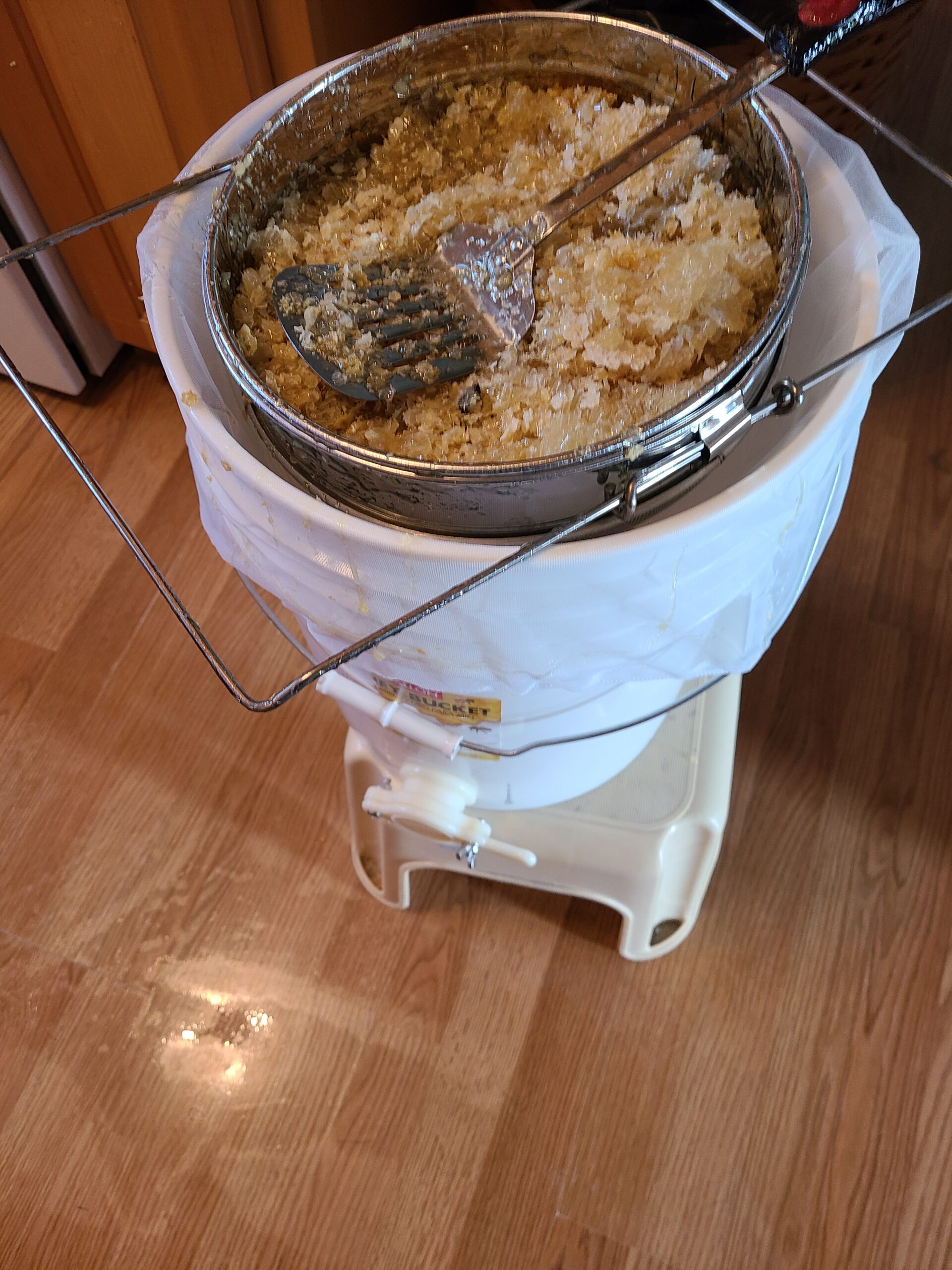 Little Giant Plastic Honey Bucket with Gate | Beekeeping Supplies | Honey Extractor Equipment | 5 Gallon customer photo 1