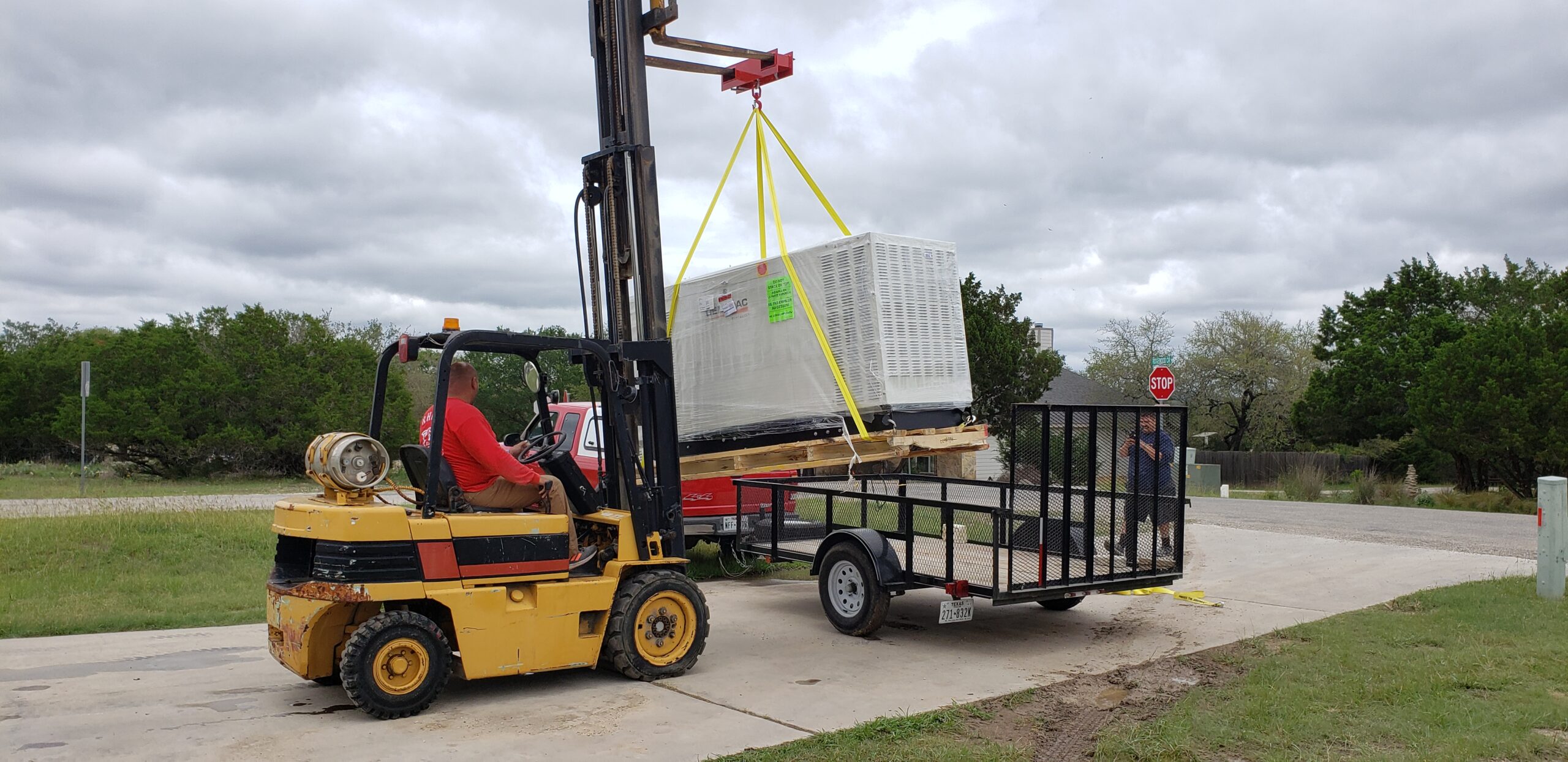 VEVOR Forklift Lifting Hook, 4400lbs Capacity Forklift Lifting Hoist, Red Forklift Mobile Crane with Swivel Hook and Two Large T-Screws, Hook Forklift Lifting Hoist, Fork Lifting Attachment customer photo 1