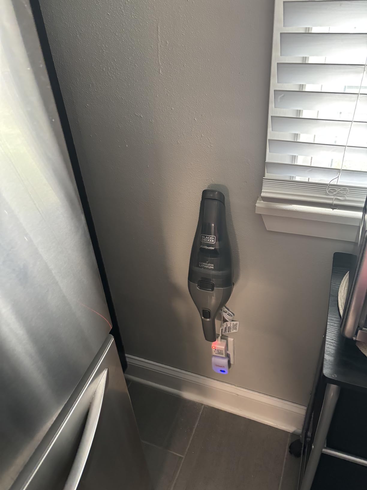 BLACK+DECKER dustbuster Handheld Vacuum, 8V Cordless, Hand Vacuum for Quick Cleanup with Crevice Tool and Washable Filter (HNVC220BCZ01) customer photo 2