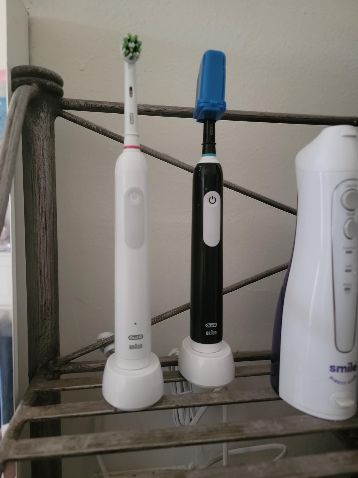 Oral-B Pro 1000 CrossAction Electric Toothbrush, Black and White, 2 Count customer photo 1