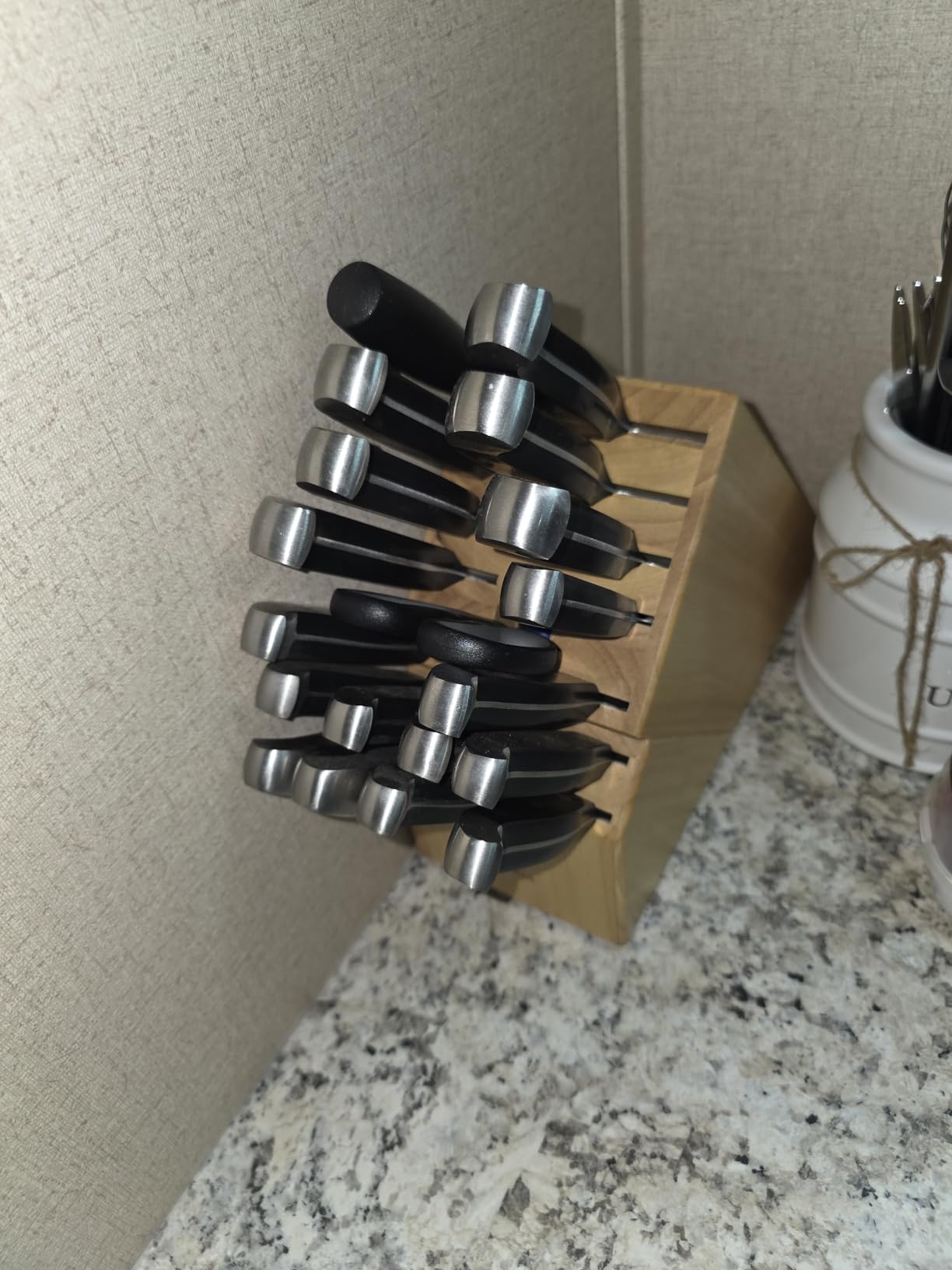 HENCKELS Statement Razor-Sharp 20-Piece Knife Set with Block, Chef Knife, Bread Knife, German Engineered Knife Informed by over 100 Years of Mastery, Natural customer photo 2