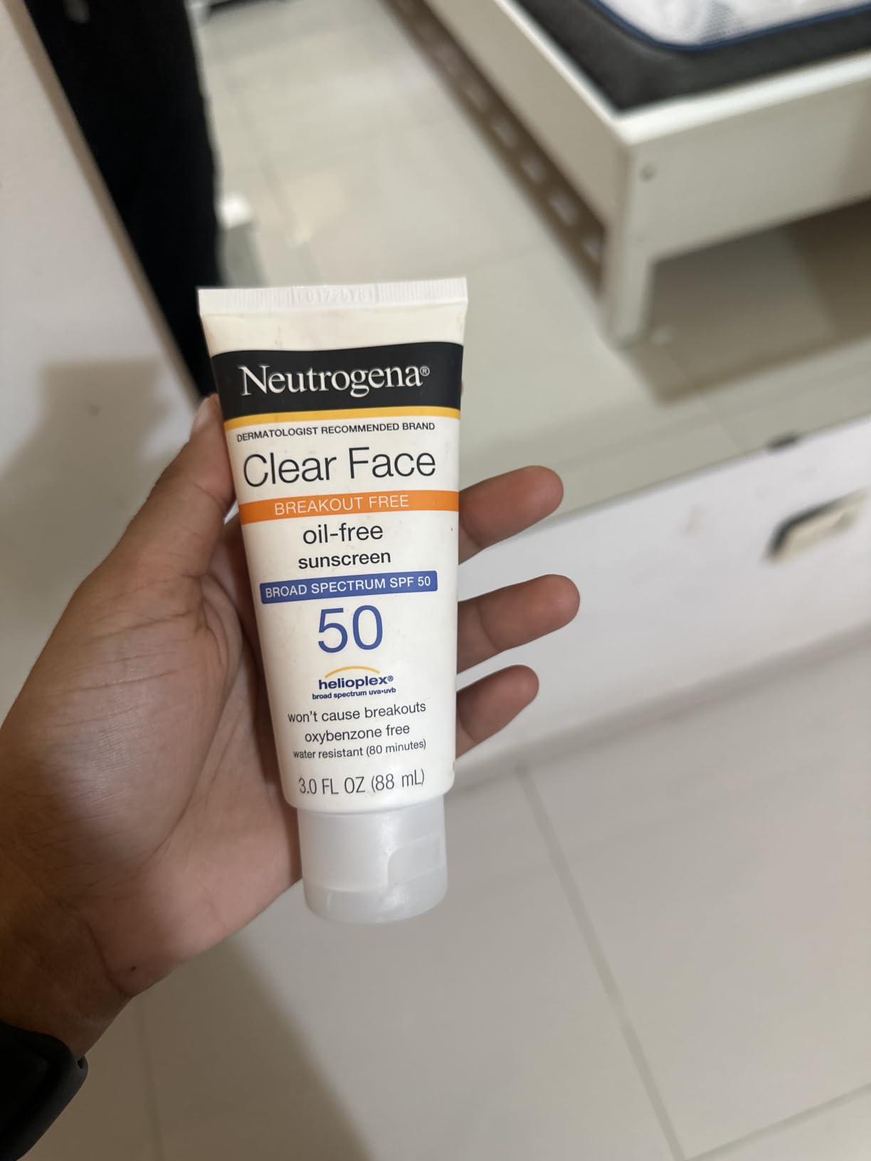 Neutrogena Clear Face Sunscreen Lotion SPF 50 for Acne-Prone Skin customer photo 1