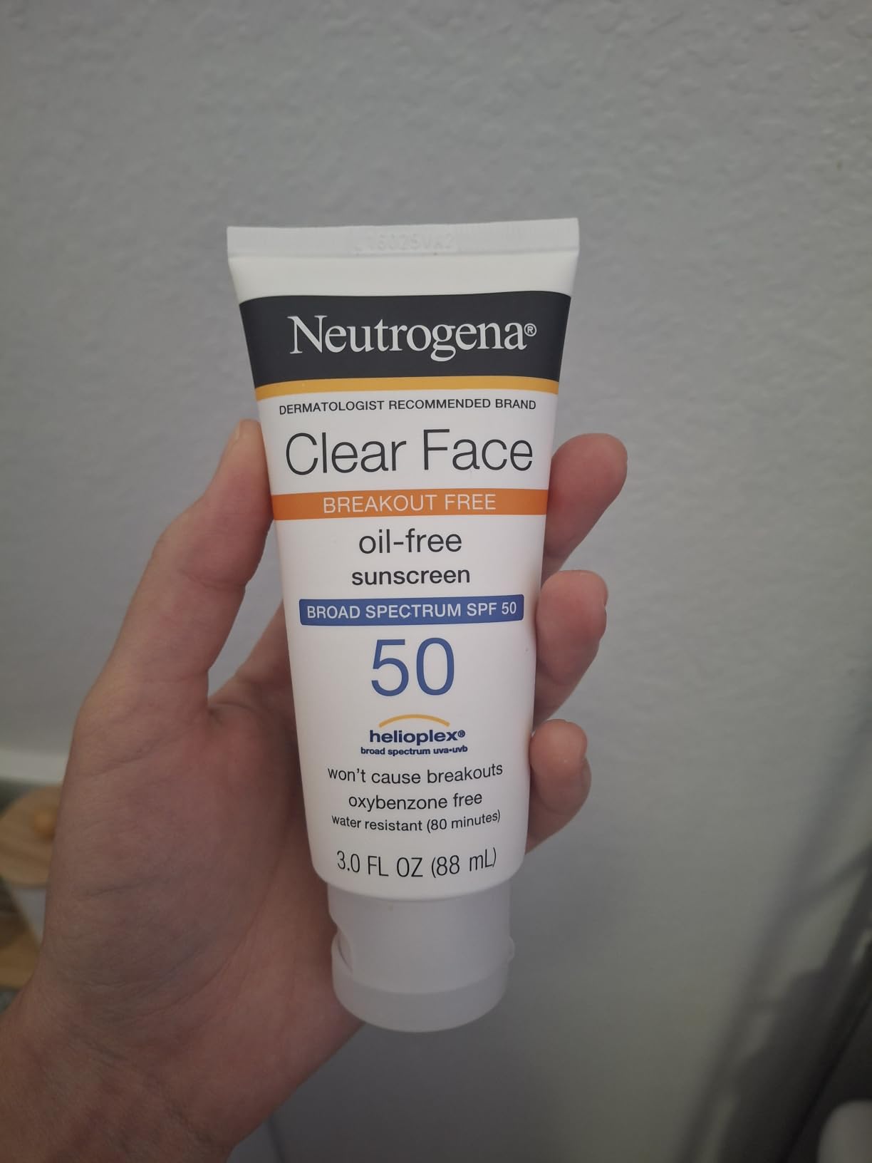 Neutrogena Clear Face Sunscreen Lotion SPF 50 for Acne-Prone Skin customer photo 2