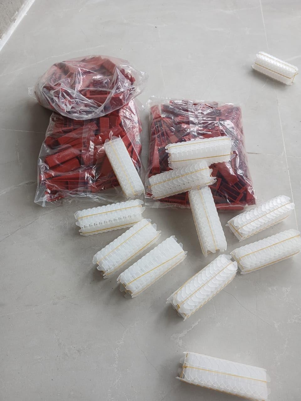 Tile Leveling System 1000-Piece Tile Leveling Spacer Clips and 300-Piece Reusable Wedges Tile Leveler Tool Set for Ceramic Tile and Stone Installation (1/16 Inch) customer photo 2