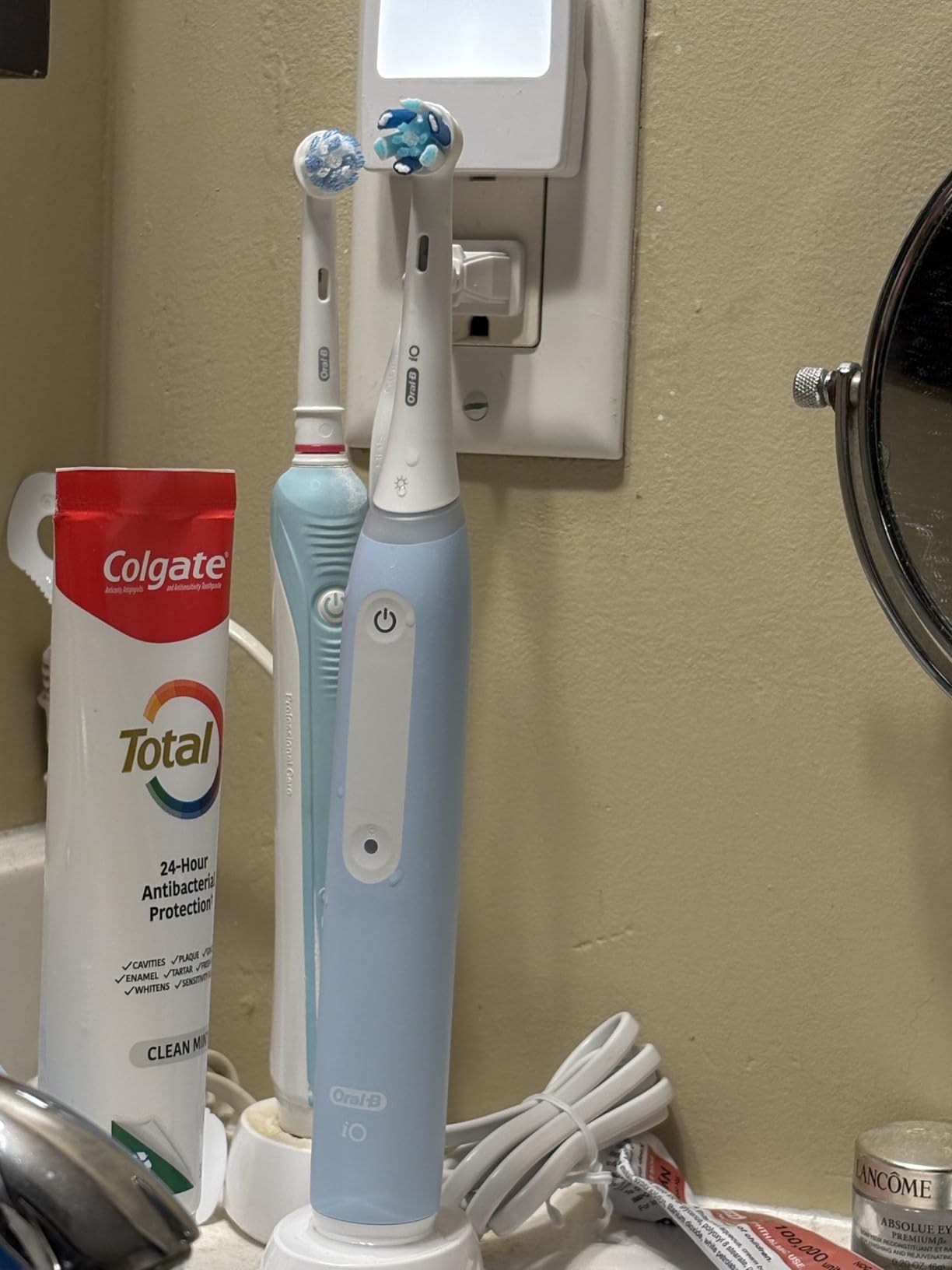 Oral-B Rechargeable Electric Toothbrush, iO3 Limited Deep Clean, 3 Cleaning Modes, Visual Pressure Sensor to Protect Gums, 2 Brush Heads, Travel Case, White customer photo 2