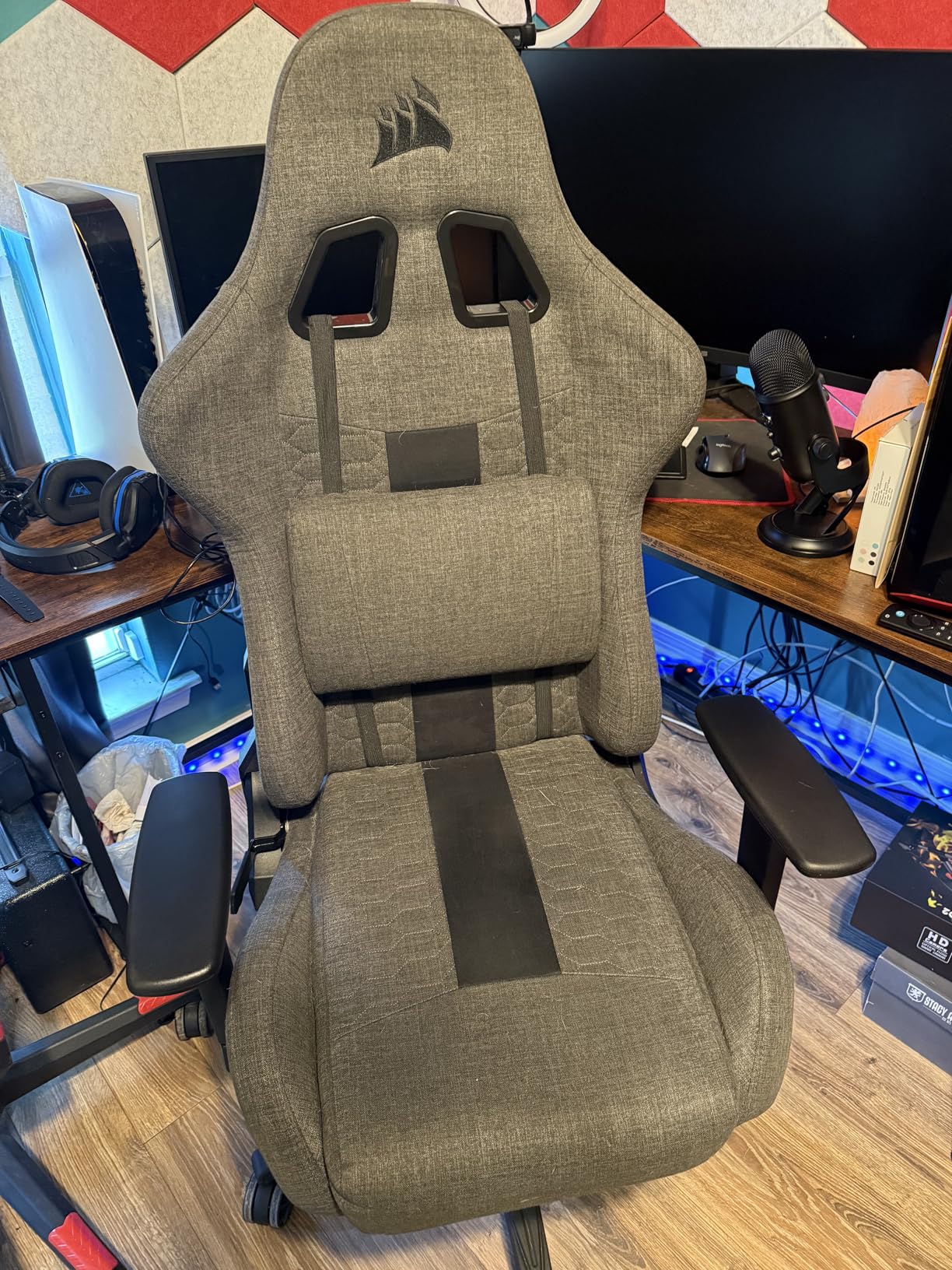 Corsair TC100 Relaxed Gaming Chair - Fabric - Racing-Inspired Design - Lumbar Pillow customer photo 2