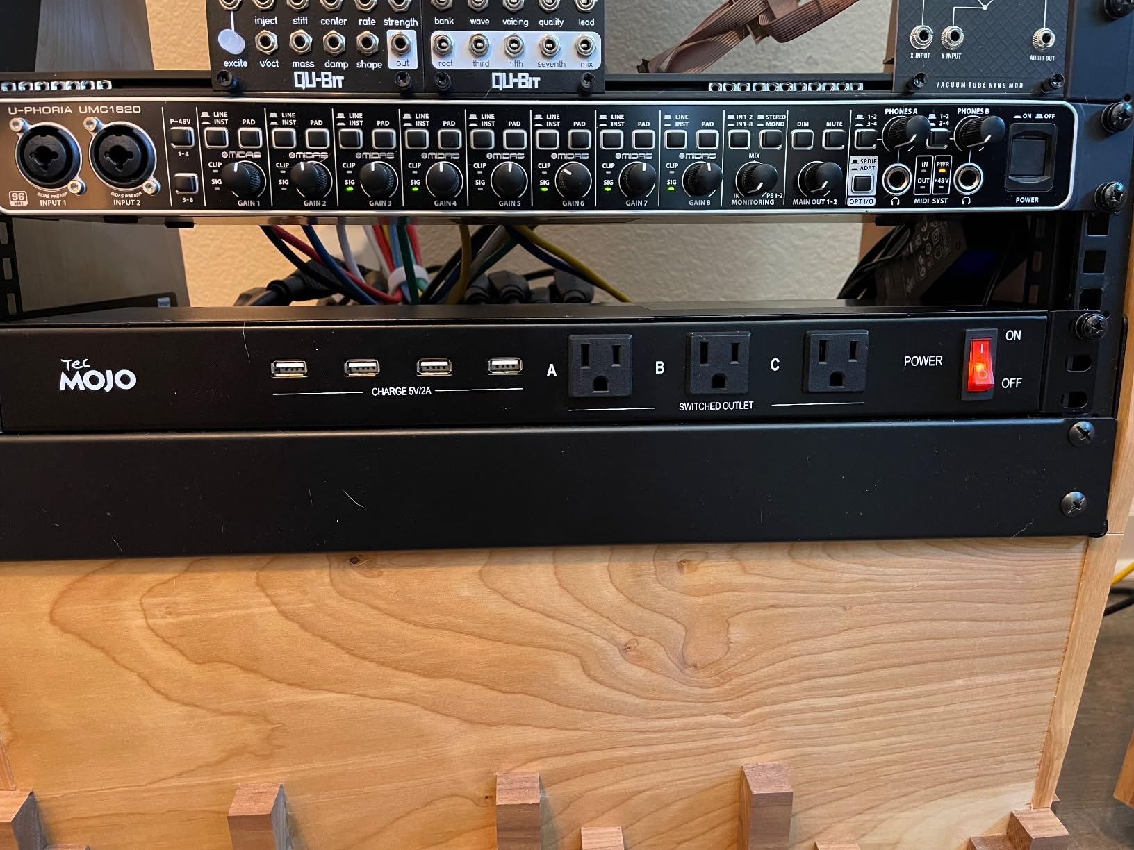 Tecmojo 1U Rack Mount 19 Outlet PDU Power Distribution Unit Circuit Breaker fits 19-inch AV/Network/Server Cabinet/Closet/Enclosure customer photo 2