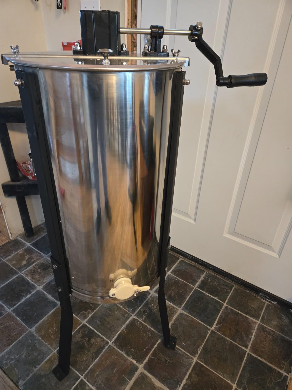 Honey Lake 4/12 Frame Manual Honey Extractor, Food Grade Stainless Steel Honeycomb Drum Spinner with Transparent Lid, Beekeeping Equipment for Honey Extraction with Height Adjustable Stand customer photo 1