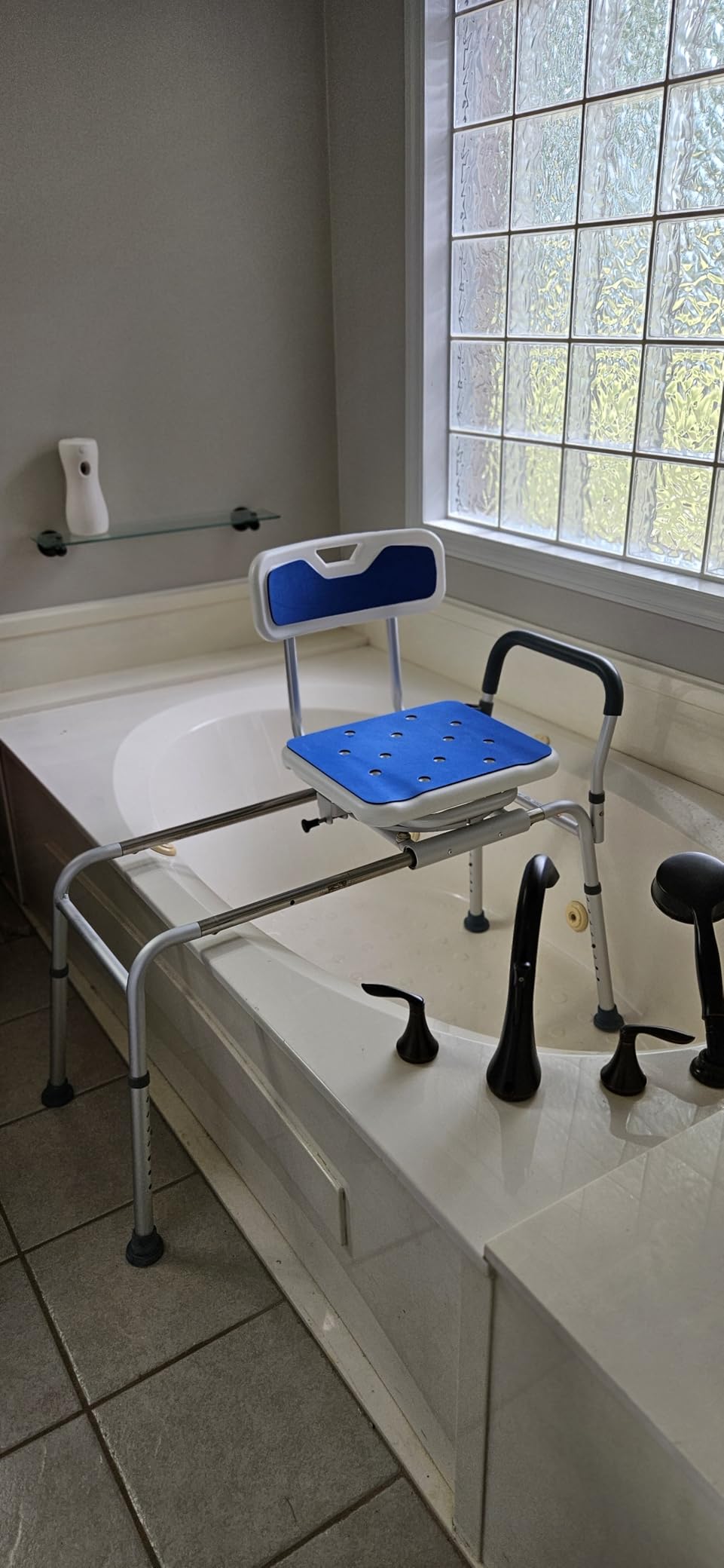 VEVOR Sliding Tub Transfer Bench with 360 Degree Swivel Seat, Height Adjustable Bathtub Transfer Bench with Armrest & Safety Belt, Non-Slip Rotating Shower Chair for Elderly Disabled, 400LBS Capacity customer photo 2