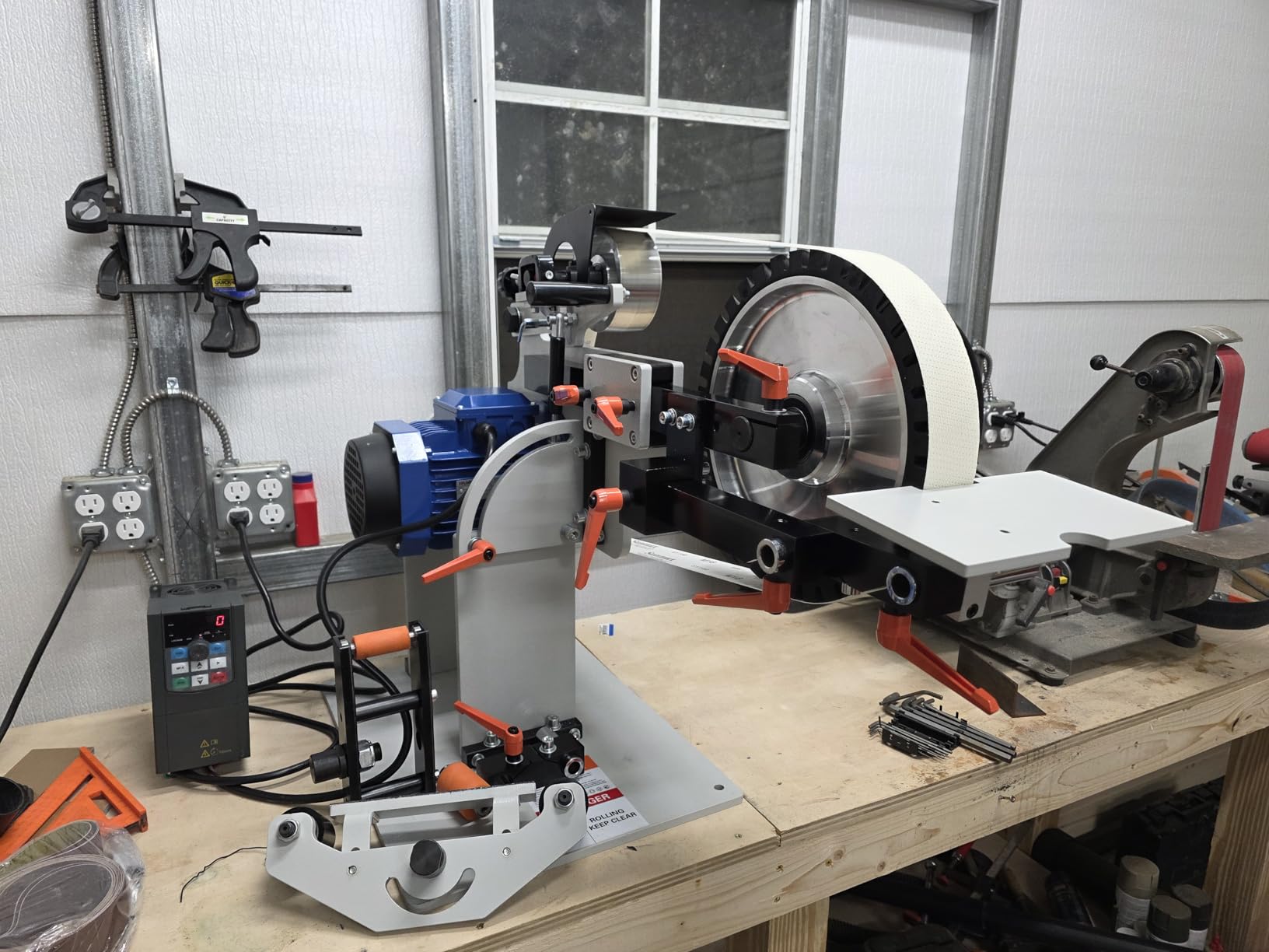 VEVOR Belt Grinder Sander, 72 x 2-Inch Variable Speed Belt Polisher with VFD, 1500W Knife Sharpener with 3 Grinding Moulds & 3PCS Sanding Belts for Metalworking, Compatible with 72