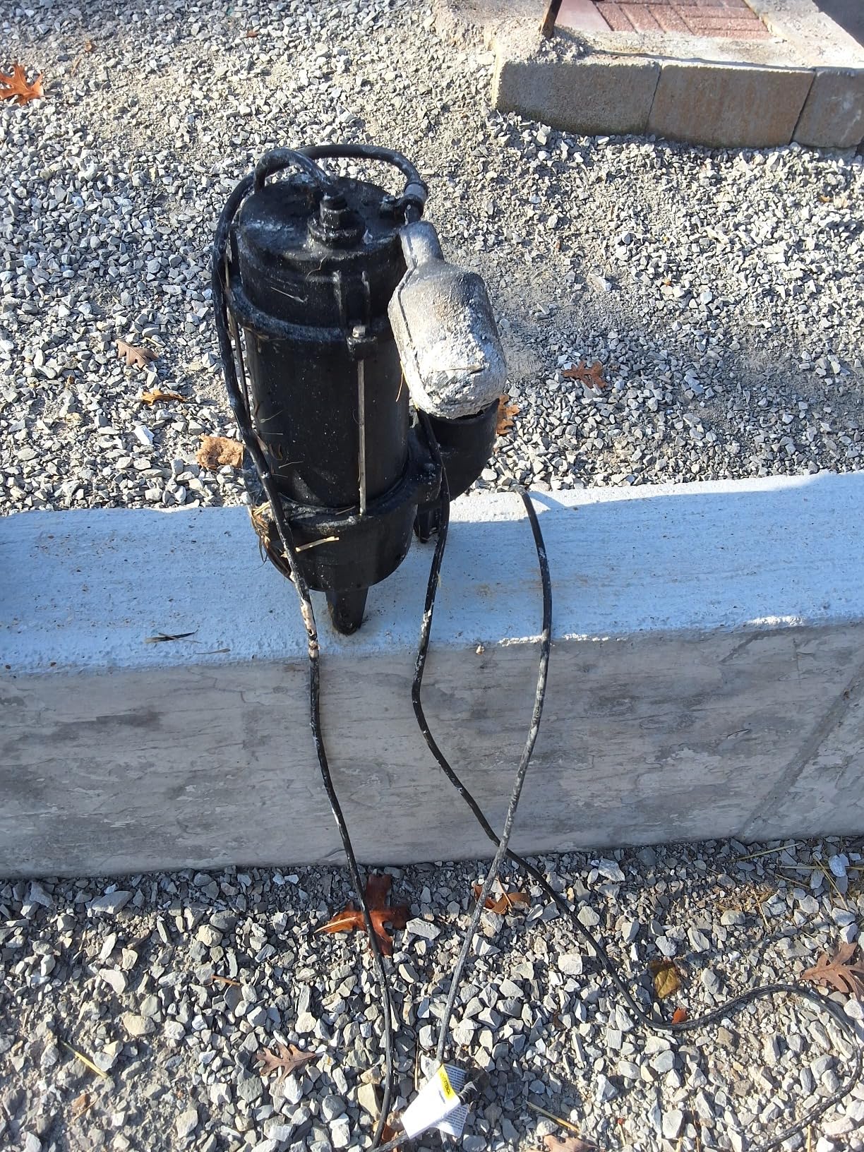 Acquaer 3/4HP Submersible Sewage Effluent Pump, Cast Iron, 115V 6400 GPH Automatic Tethered Float Switch, Sump Pump for Sump Basin, Basement, Residential Sewage, 2'' NPT Discharge customer photo 1