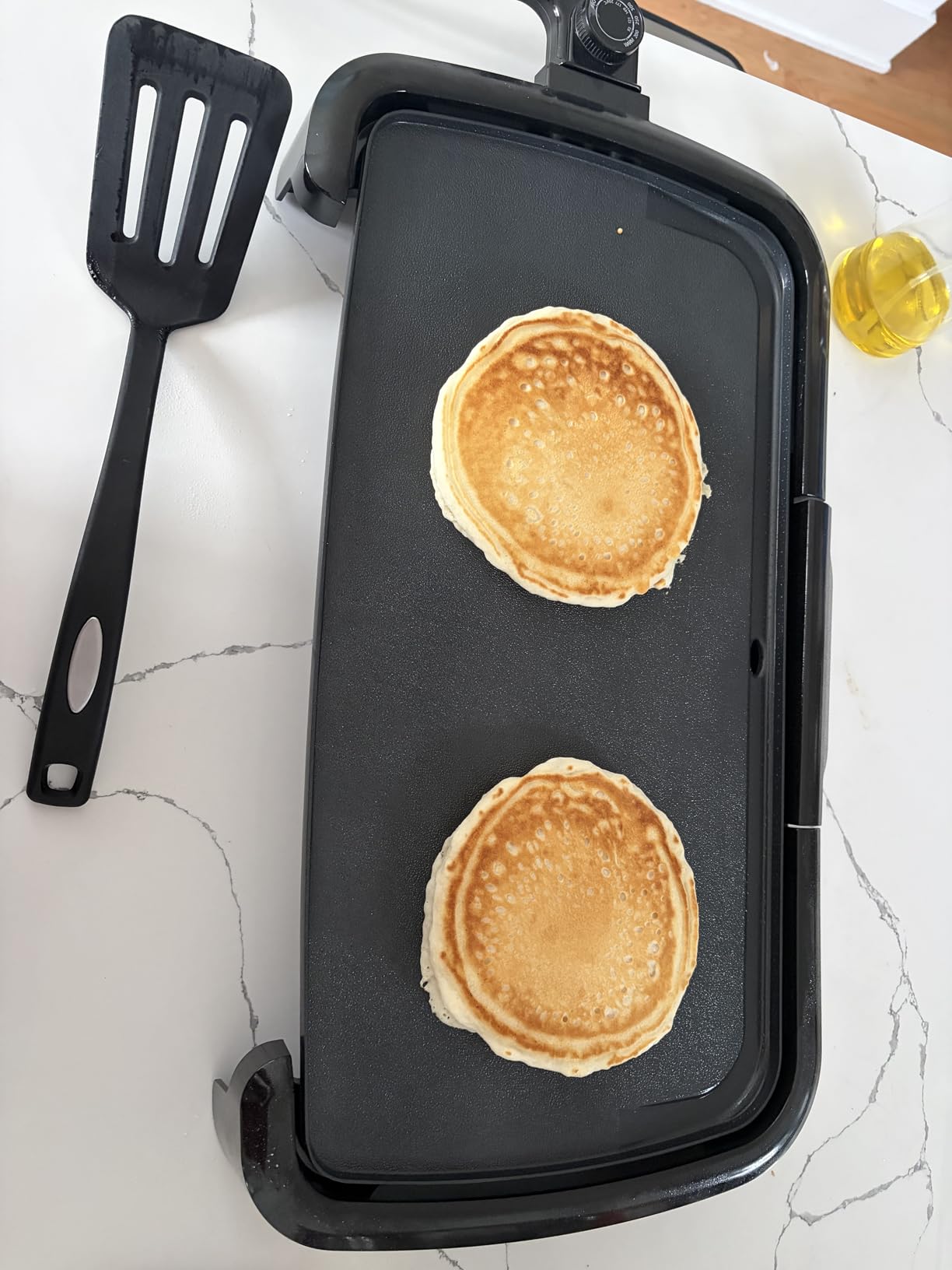 Amazon Basics Electric Griddle with Nonstick Ceramic Coating, Flat Grill for Pancake, 10 x 20 inches, Black customer photo 1