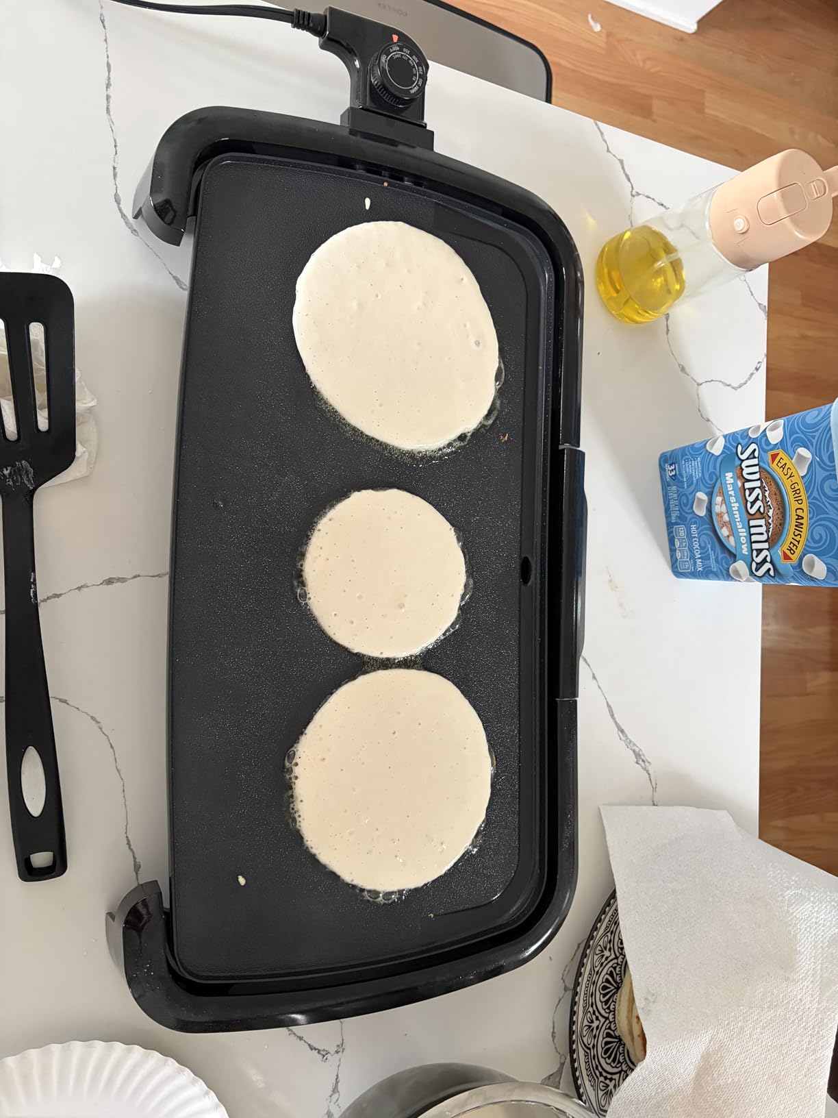Amazon Basics Electric Griddle with Nonstick Ceramic Coating, Flat Grill for Pancake, 10 x 20 inches, Black customer photo 2