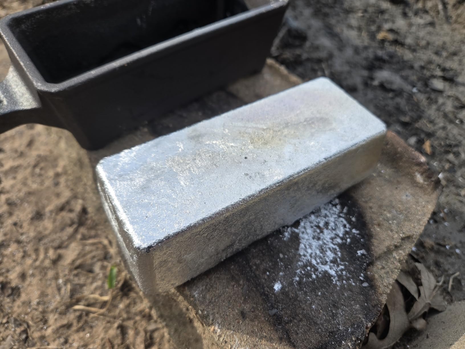 Nelyrho 50 oz Troy Ounce Cast Iron Loaf Bar Ingot Mold Crucible with Handle for Melting Casting Refining Precious Metals Like Gold Silver Copper Aluminum Brass etc, Black customer photo 1
