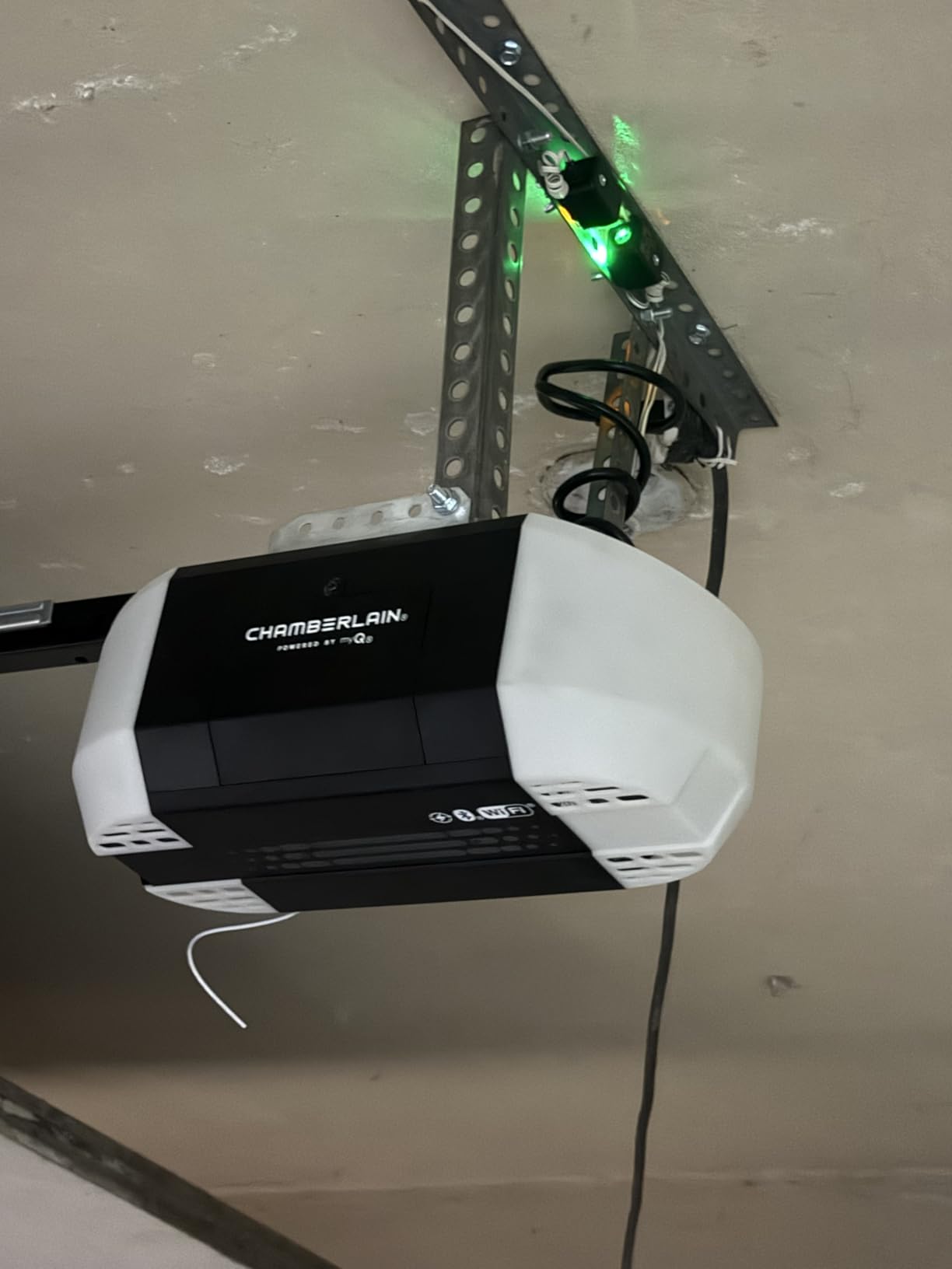 Chamberlain Garage Door Opener 3/4 HP Belt Drive myQ Garage Door Opener with Fixed Camera, Battery Backup, 2-Bulb LED Lighting customer photo 1