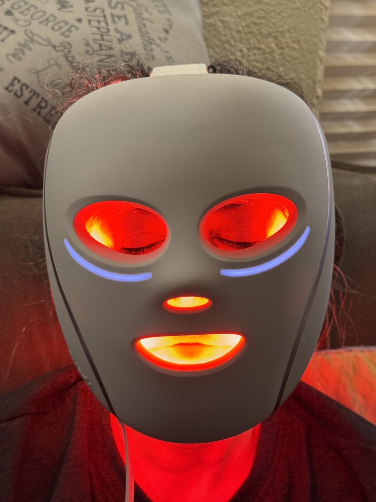 Shark CryoGlow LED Face Mask with Under-Eye Cooling, Anti-Ageing & Blemish Repair, Red & Blue LED, Infrared Light Therapy, USB-C, Remote Control customer photo 1