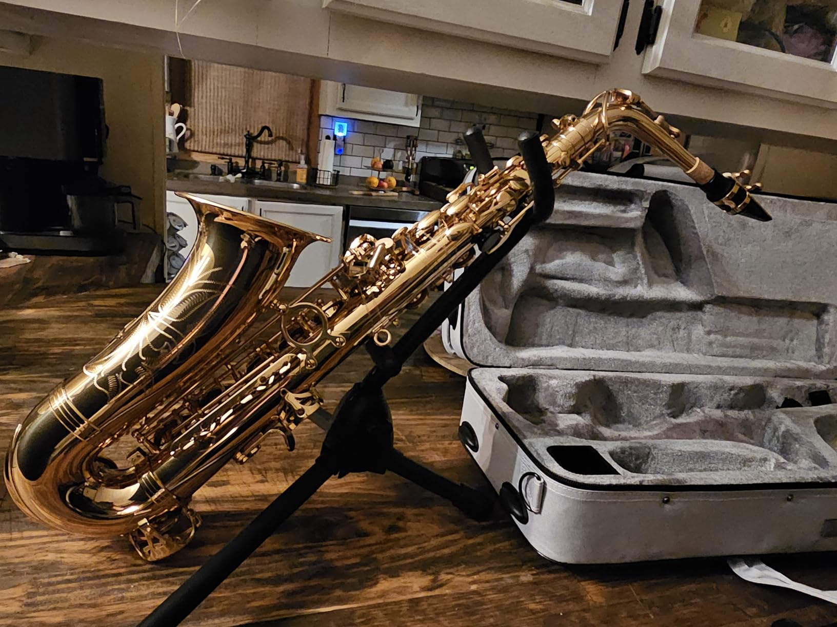 STRICH Bb Tenor Saxophone Brass Student Beginner Tenor Sax Kit with Hard Case Stand Neck Strap Mouthpiece and Reeds for School Band Home Practice, SSA-21G, Gold customer photo 1