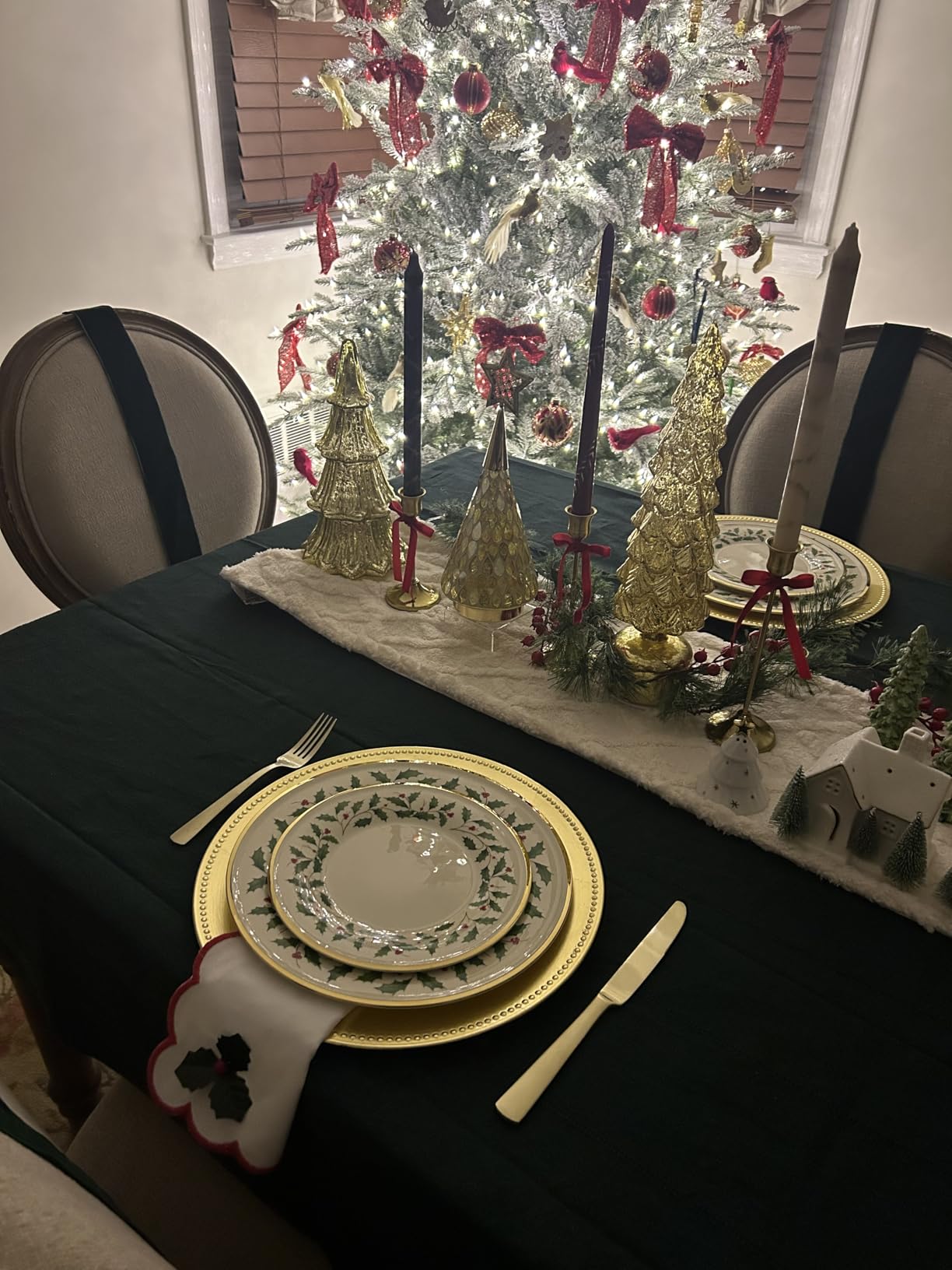 Lenox Dinnerware Set, Holiday 12-Piece Set, Service For 4, Porcelain Plate, Berry Motif With 24-Karat Gold Accents, Christmas Dinner Plates, Salad Plates And Mugs, Dishwasher Safe (Assorted, 12 Piece) customer photo 1