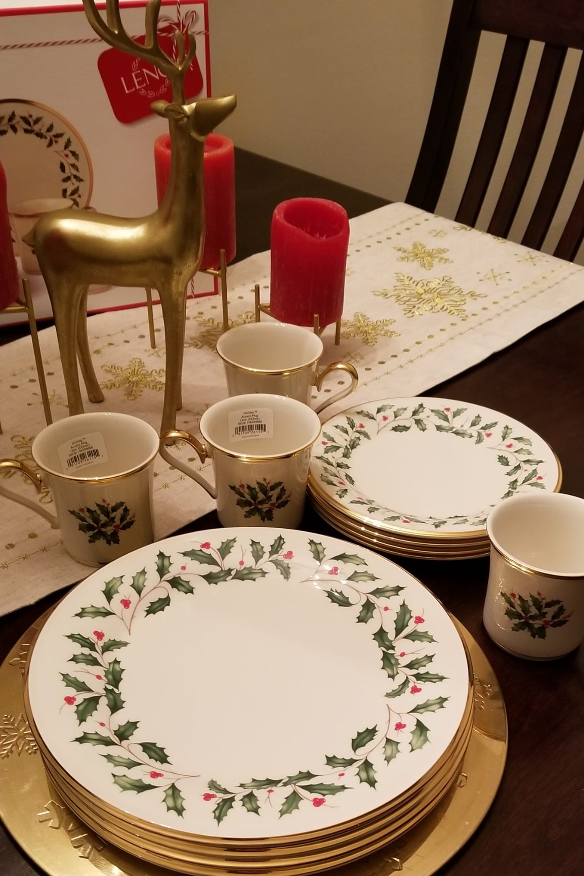 Lenox Dinnerware Set, Holiday 12-Piece Set, Service For 4, Porcelain Plate, Berry Motif With 24-Karat Gold Accents, Christmas Dinner Plates, Salad Plates And Mugs, Dishwasher Safe (Assorted, 12 Piece) customer photo 2