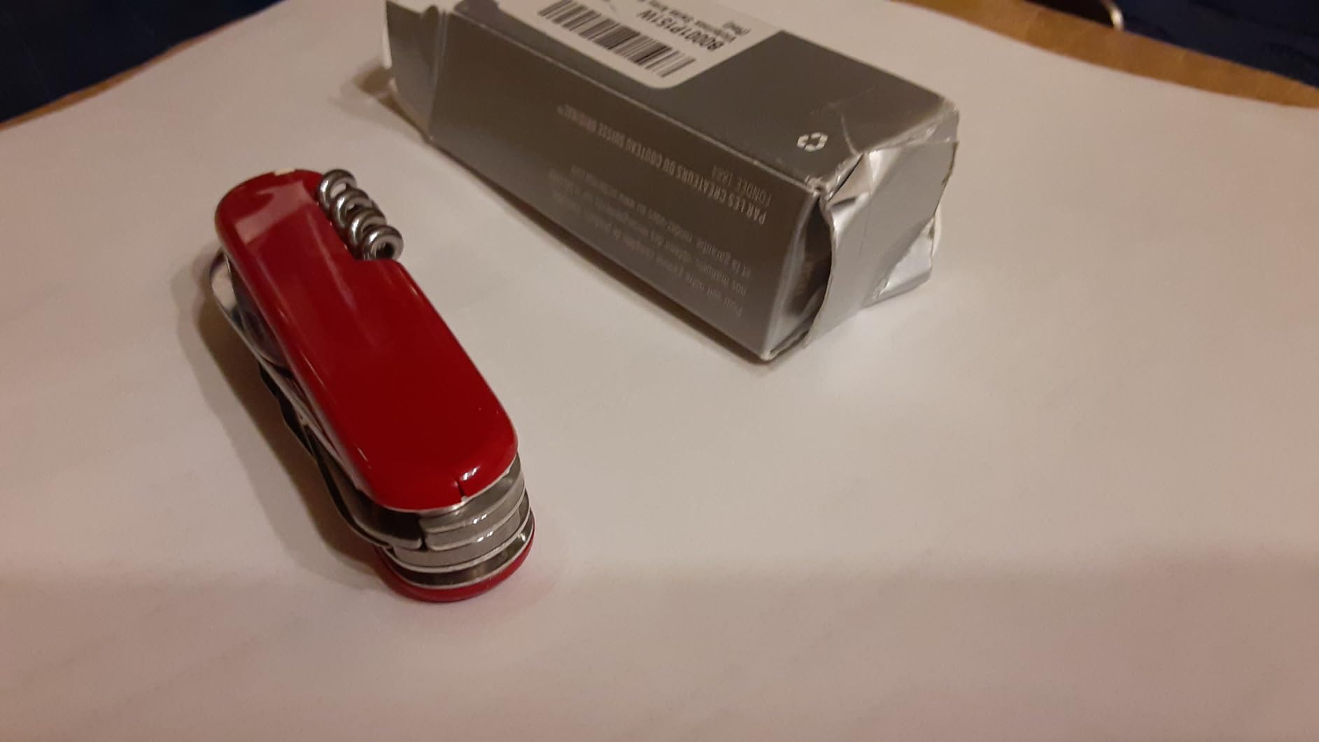 Victorinox Huntsman Swiss Army Knife, 15 Functions, Swiss Made Pocket Knife with Large Blade, Screwdriver, Scissors and Wood Saw - Red customer photo 1