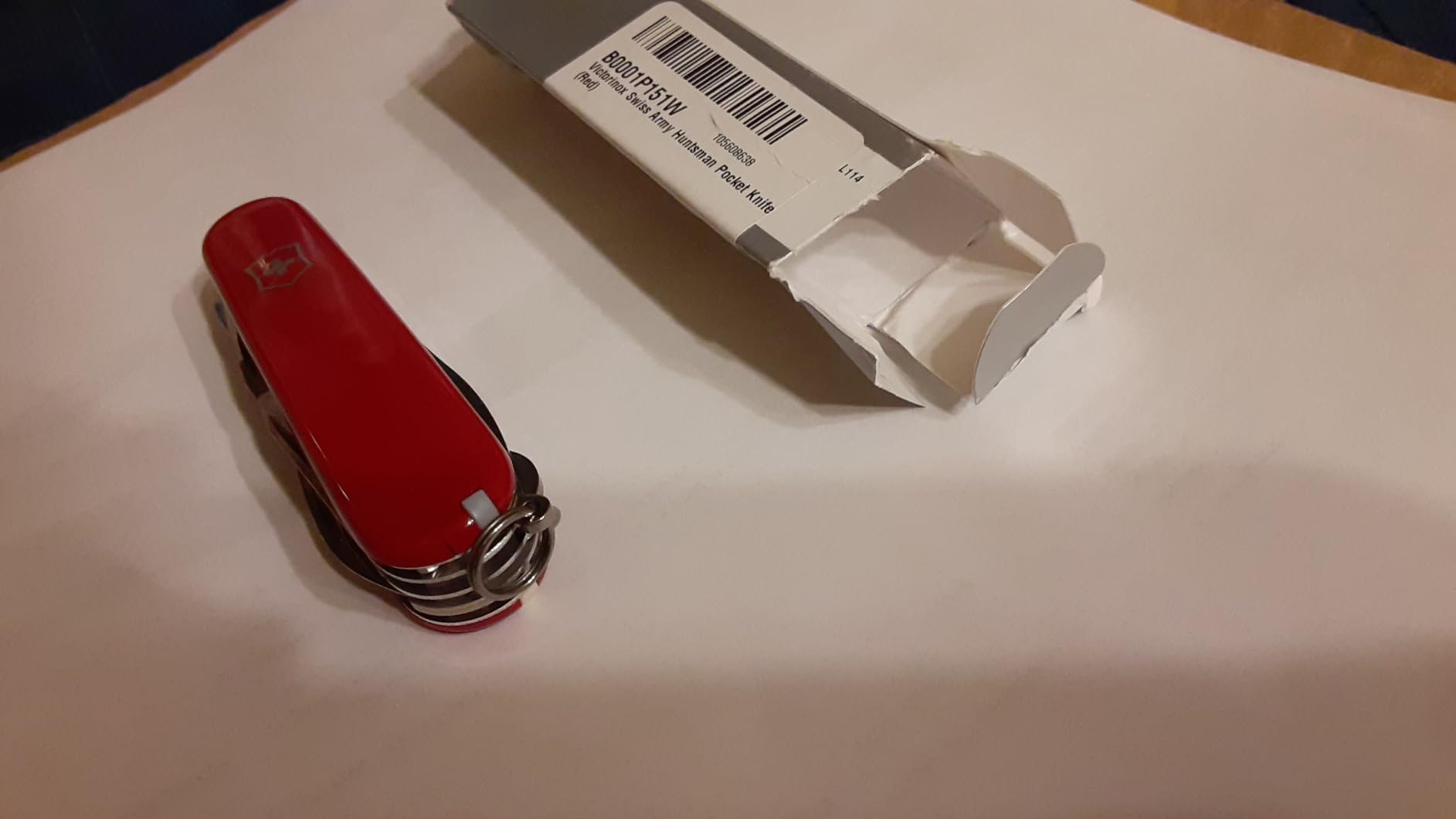 Victorinox Huntsman Swiss Army Knife, 15 Functions, Swiss Made Pocket Knife with Large Blade, Screwdriver, Scissors and Wood Saw - Red customer photo 2