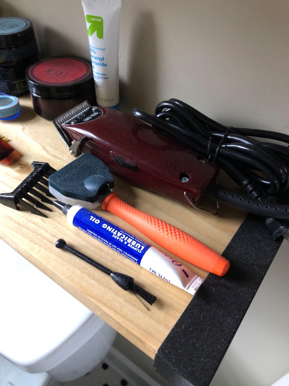 Oster Professional Fast Feed Adjustable Pivot Motor Clippers for Men & Barbers - Whisper Quiet & Built for Seamless Length Changes - Includes 3 Comb Guides, Guard & More customer photo 2