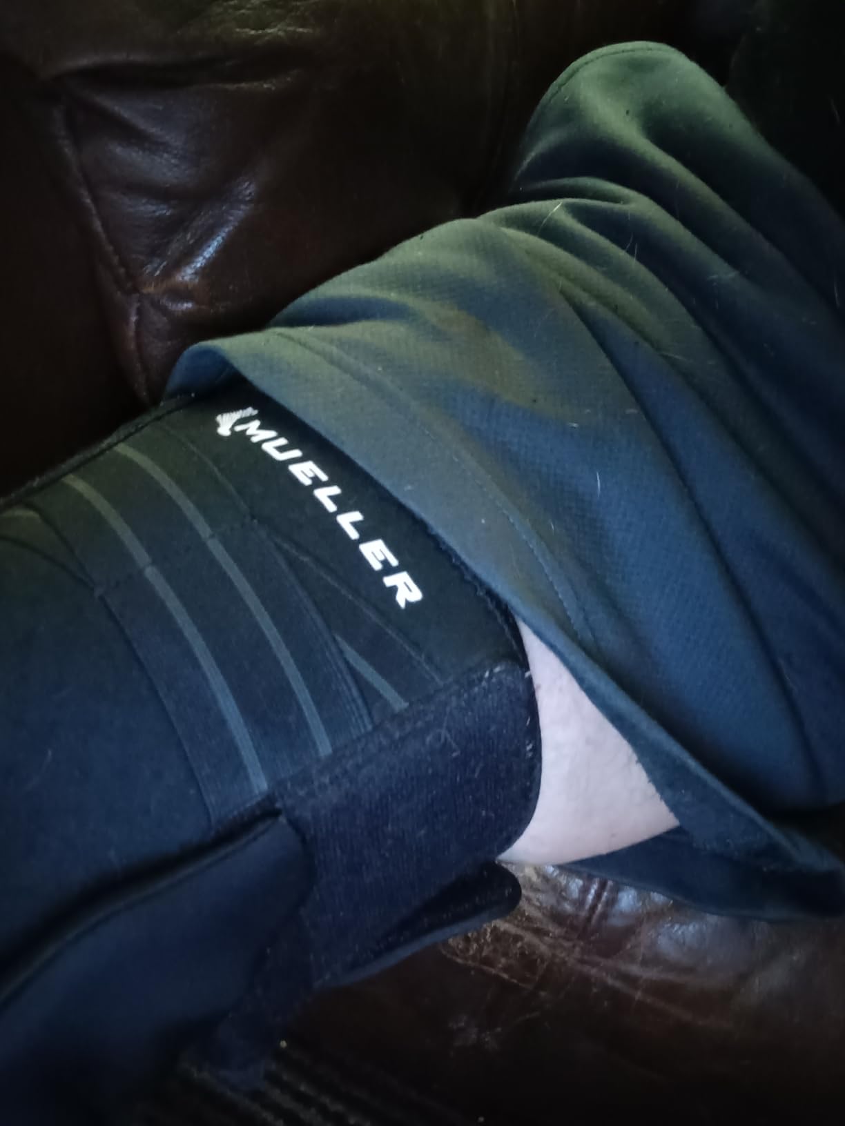 MUELLER Sports Medicine Self Adjusting Hinged Knee Brace for Men and Women, Knee Stabilizer for Compression and Pain Relief Support, Ideal for Arthritis, Sprains, Black, One Size customer photo 2
