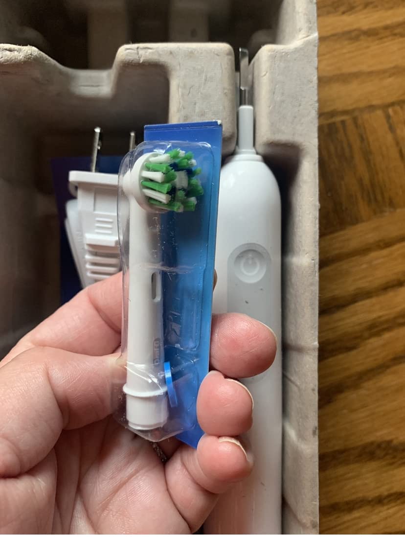 Oral-B Pro 1000 Rechargeable Electric Toothbrush, White customer photo 1