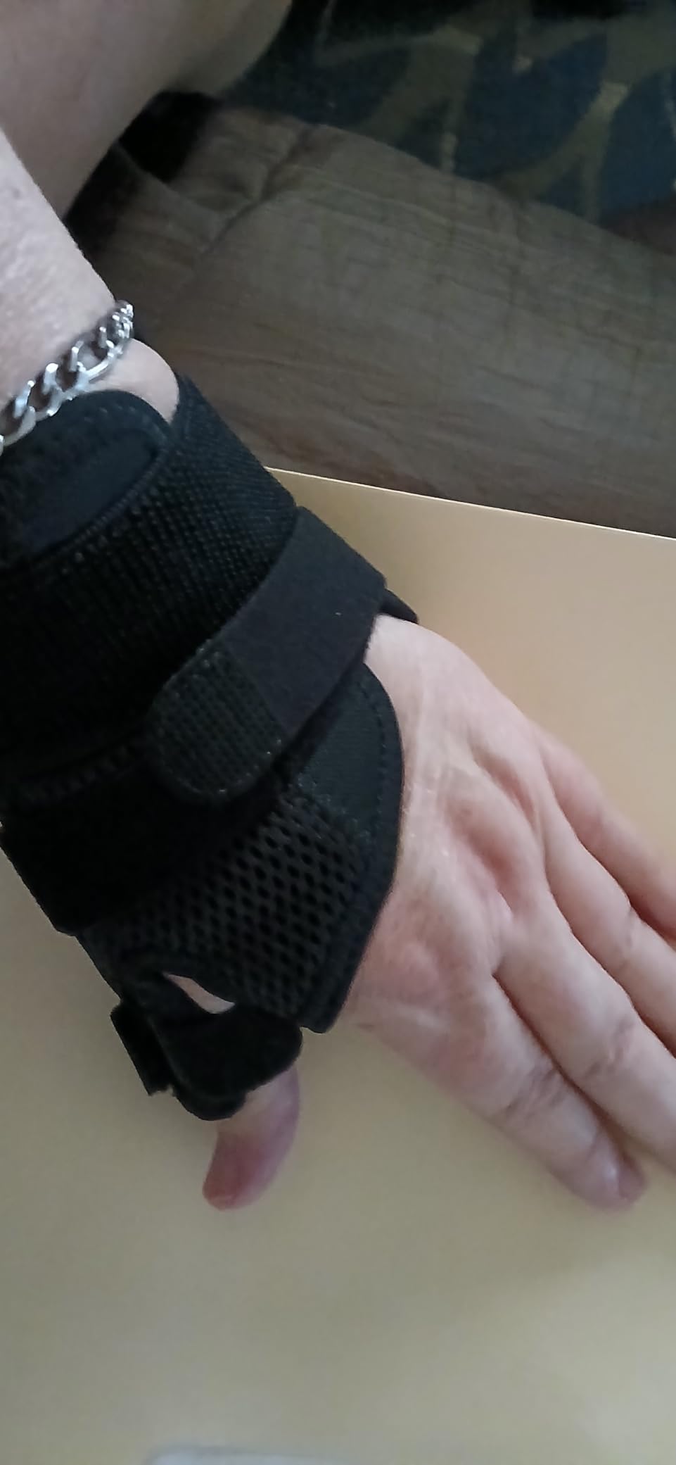 MUELLER Sports Medicine Adjust-to-Fit Thumb Brace, Spica Splint, Thumb Pain Relief Stabilizer for Men and Women, Ideal for De Quervain's Tenosynovitis, Arthritis, Sprains, Fits Right or Left, Black, One Size customer photo 1