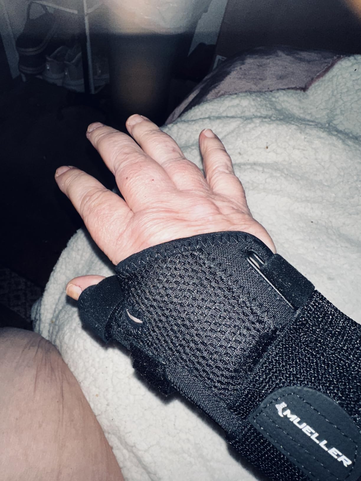 MUELLER Sports Medicine Adjust-to-Fit Thumb Brace, Spica Splint, Thumb Pain Relief Stabilizer for Men and Women, Ideal for De Quervain's Tenosynovitis, Arthritis, Sprains, Fits Right or Left, Black, One Size customer photo 2