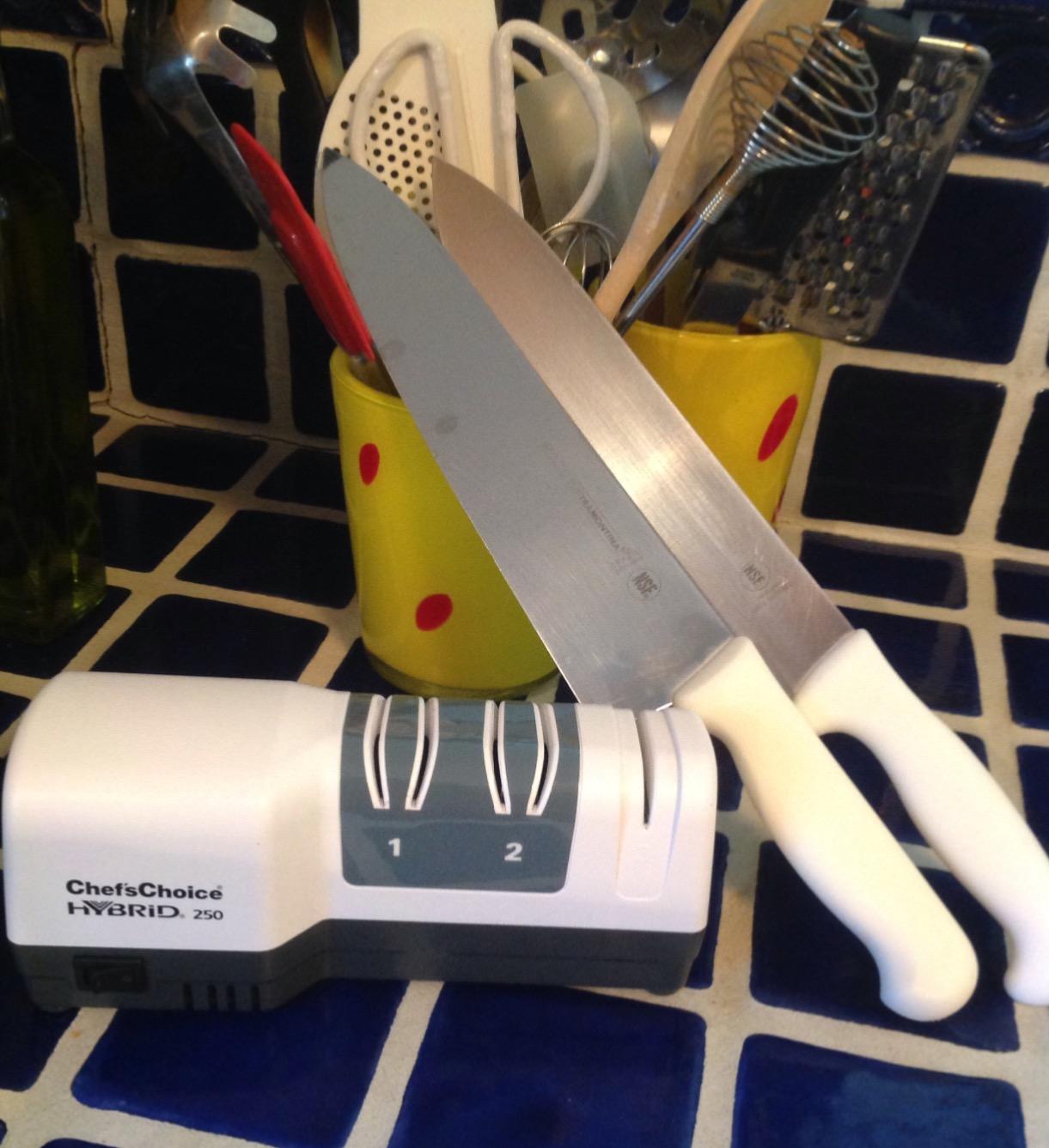 Chef'sChoice Hybrid Knife Sharpeners for 20-Degree Straight and Serrated Knives Combines Electric and Manual Sharpening With 100-Percent Diamond Abrasives And Precision Angle Guides, 3-Stage, White customer photo 1