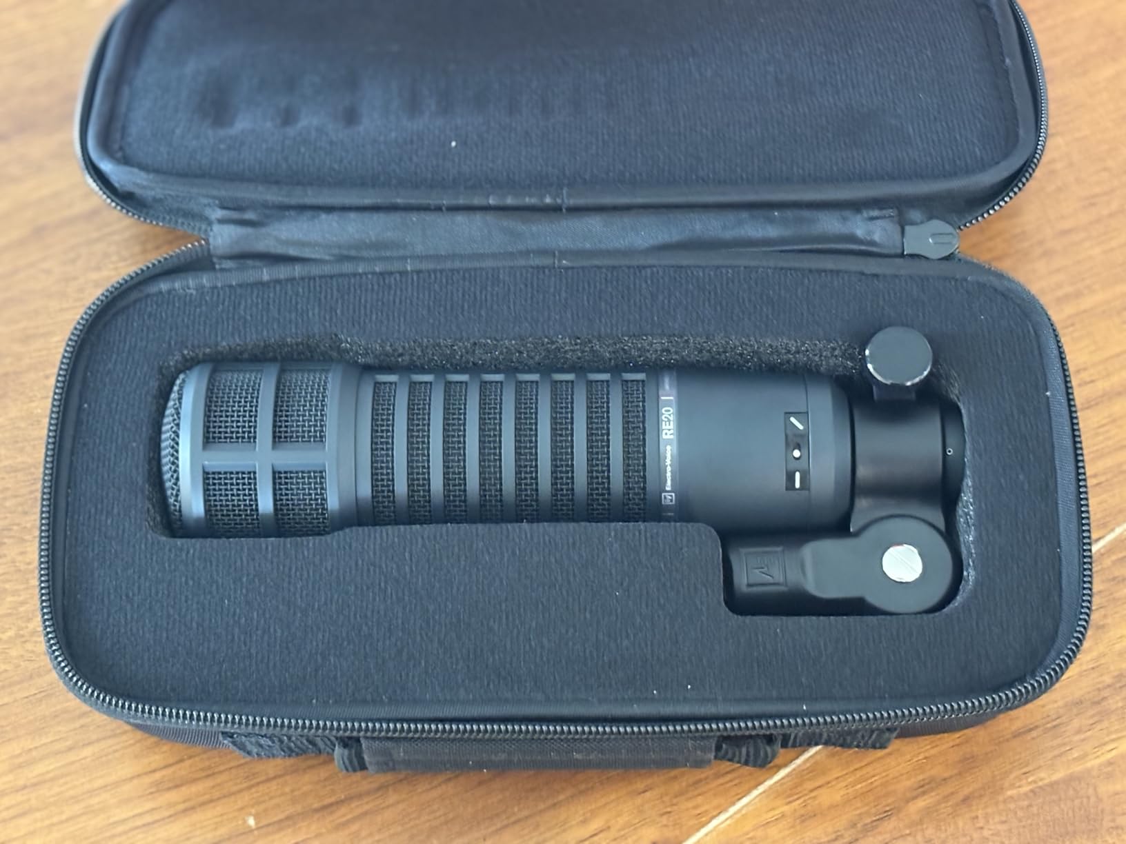Electro-Voice RE20 Dynamic Cardioid Broadcast Microphone Grey | Variable-D XLR mic for podcasting, streaming, voiceover, radio and studio recording with internal pop filter customer photo 1