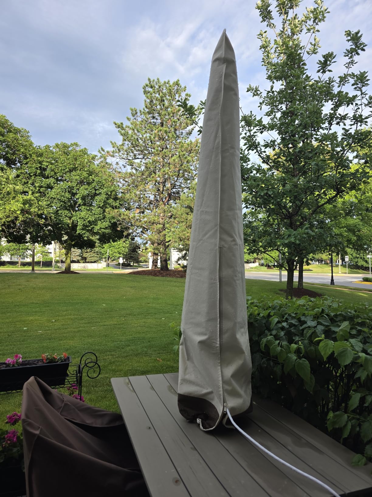 Amazon Basics Outdoor Patio Umbrella Cover, Waterproof Fabric Protects Against Rain and UV, All-Season Protection, Beige/White customer photo 1