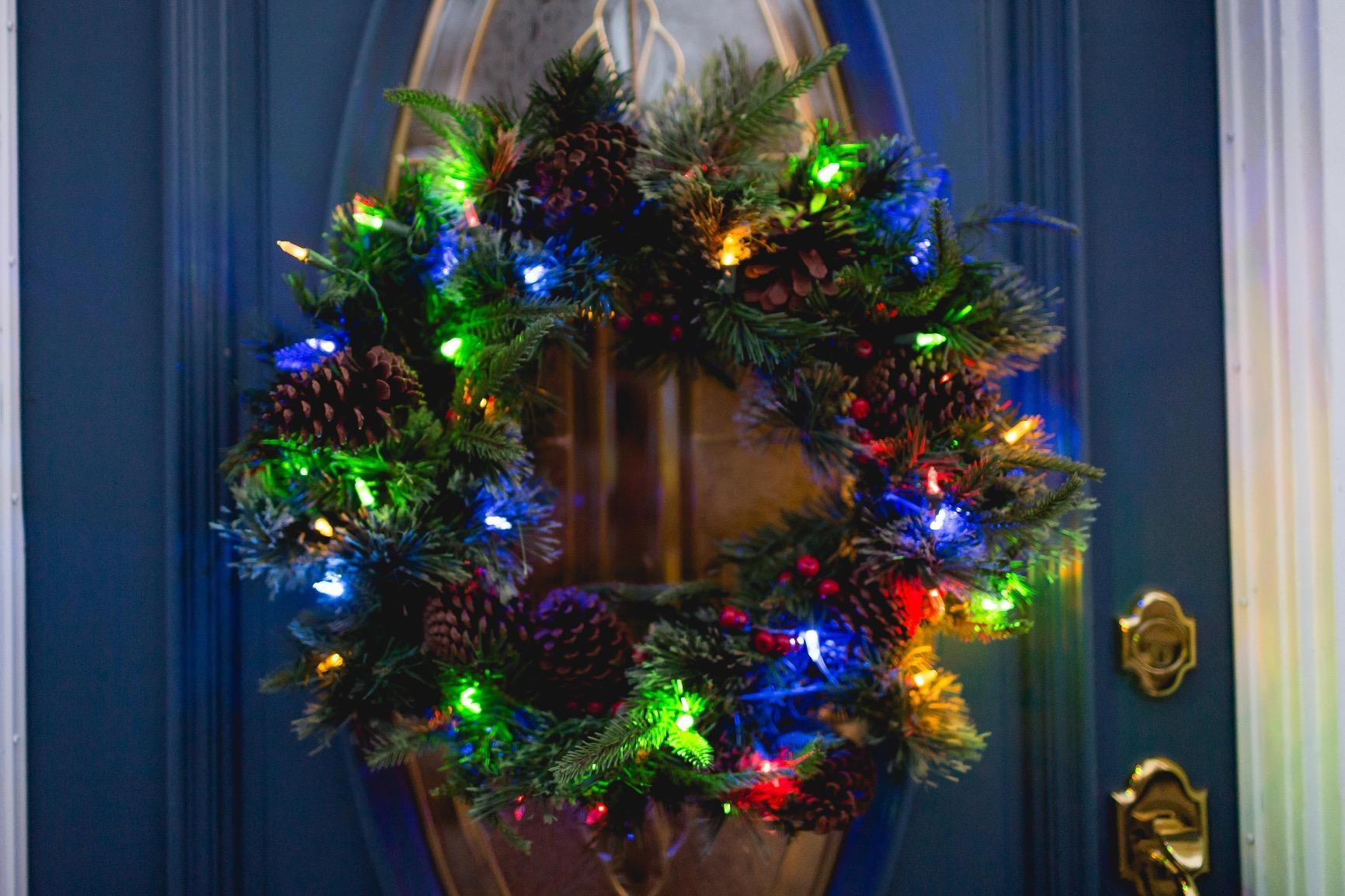 National Tree Company 24 in Pre-Lit Colonial Fir Artificial Christmas Wreath, Christmas Decoration with Red Berries, Pinecones, 50 LED Lights, 175 Tips, 10 Light Functions, Timer, Green customer photo 1