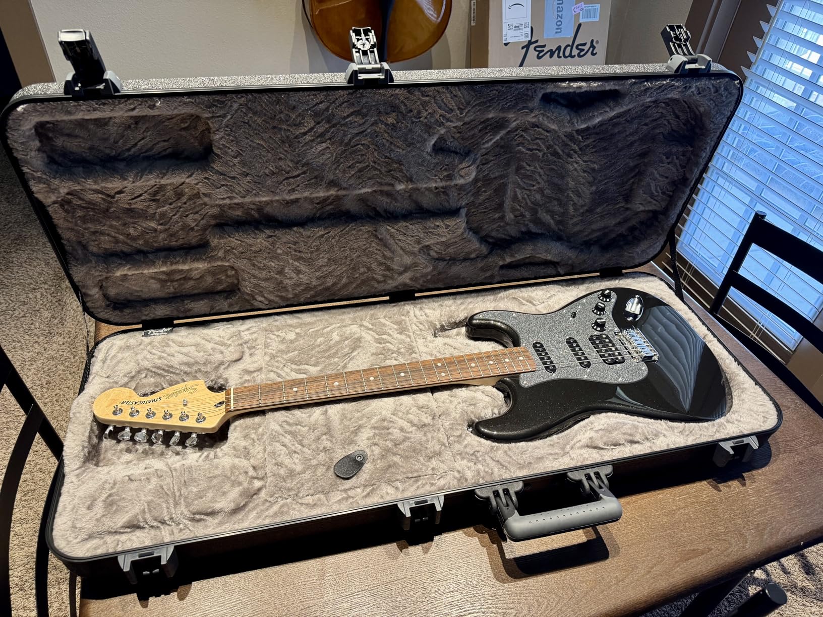 Fender Deluxe Molded Guitar Case for Stratocaster and Telecaster Electric Guitars, Military-Grade ABS Hard Shell with TSA Lock customer photo 2