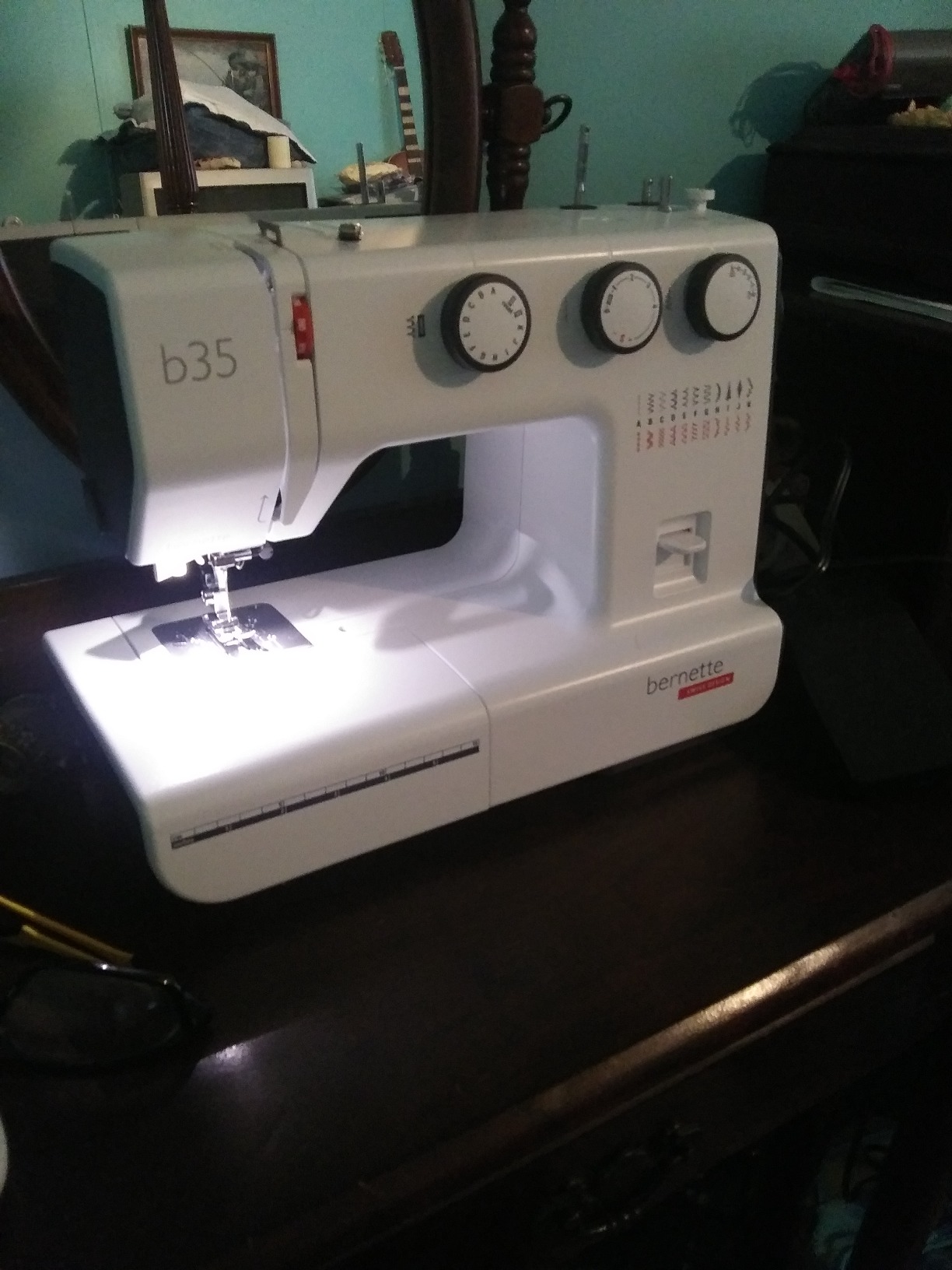 Bernette B35 Sewing Machine Swiss Design with 23 Stitches, 7 Presser Feet, Automatic Buttonhole, Quilting, Heavy-Duty Build, LED Light, Portable customer photo 1