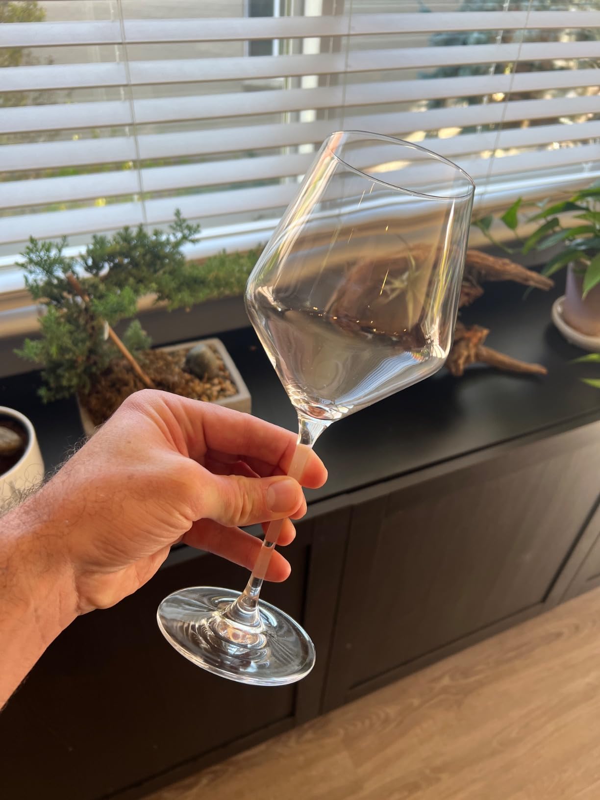 JoyJolt Layla White Wine Glasses, Set of 4 Italian Glasses, 13.5 oz, Made in Europe customer photo 2