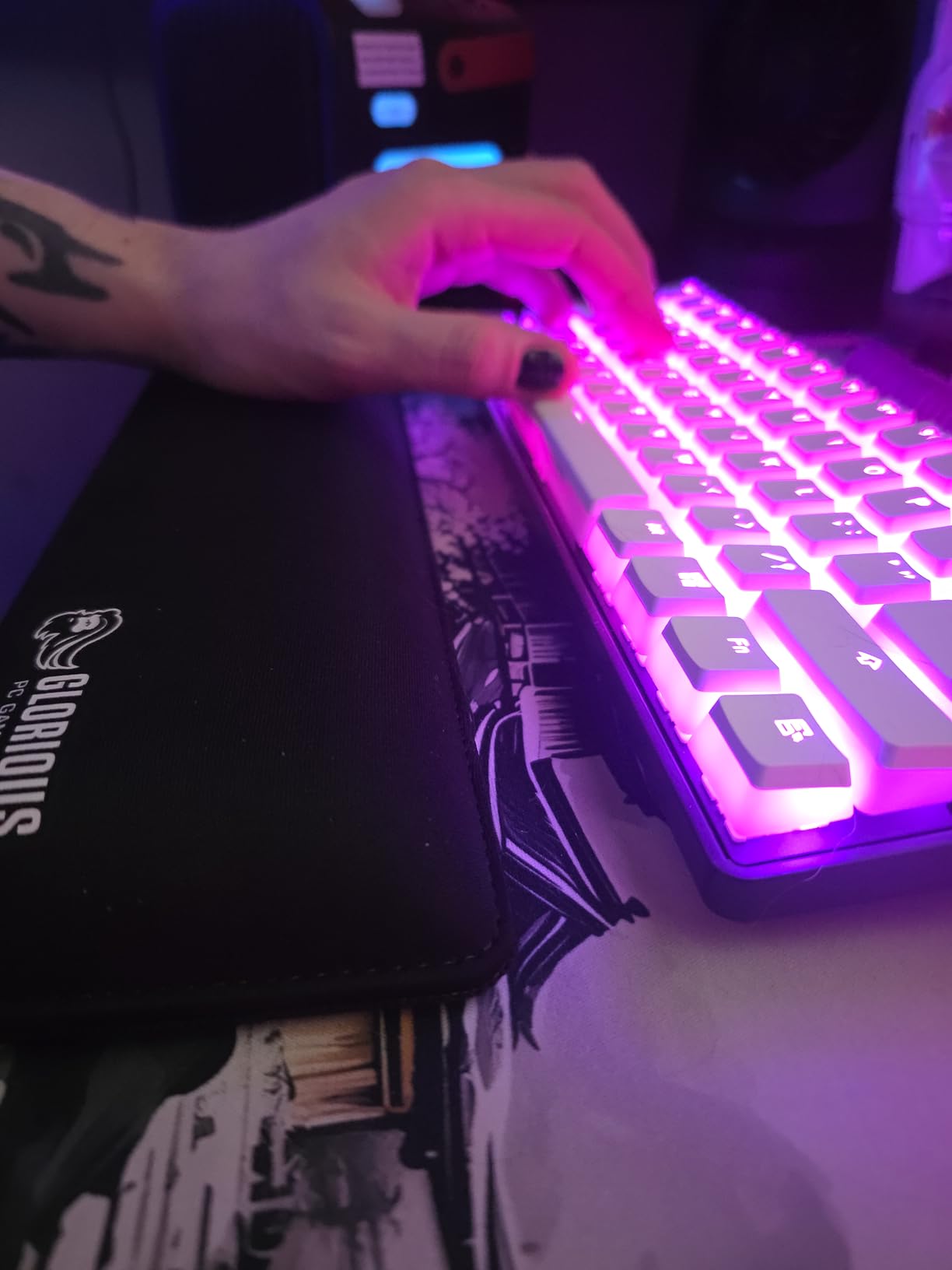 Glorious Wrist Pad/Rest - Compact - Black - Mechanical Keyboards, Stitched Edges, Ergonomic | 12x4 inches | 25mm/1in Thick (GWR-75) customer photo 2