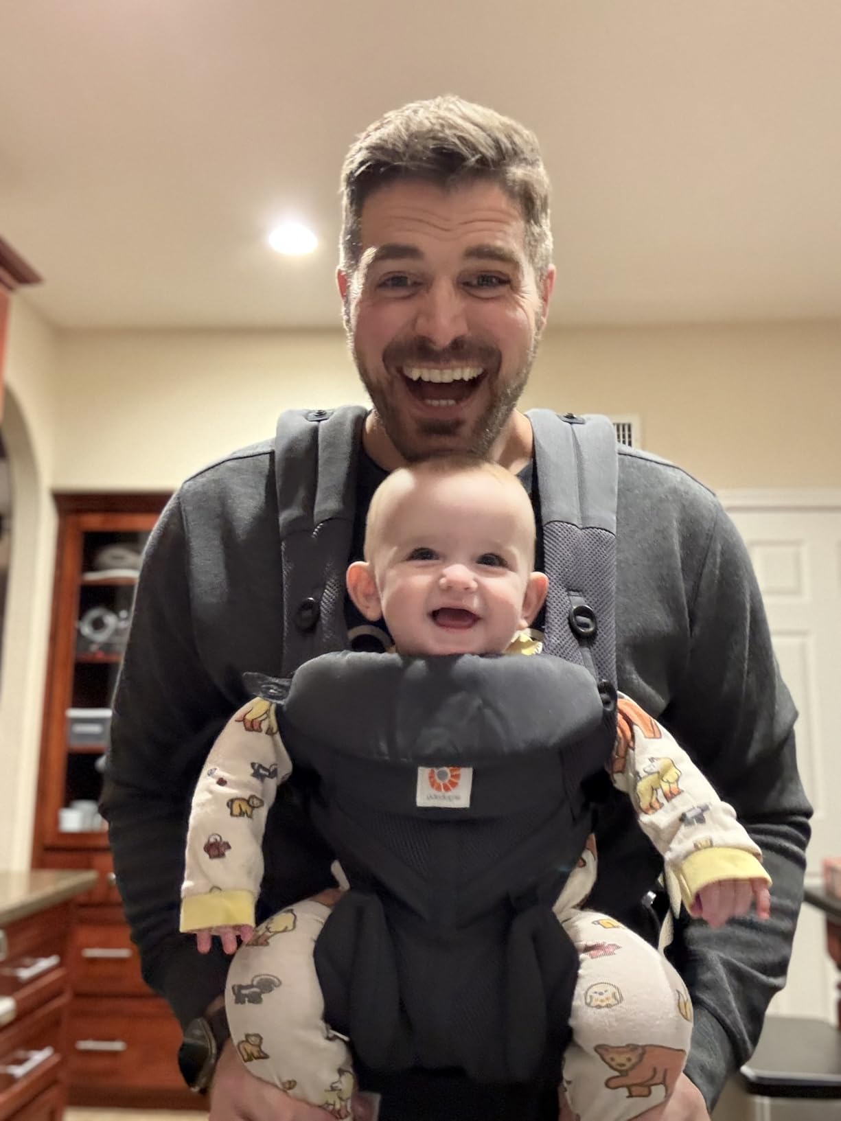 Ergobaby Omni Classic Baby Carrier for Newborn to Toddlers 0-48 Months | 4-Position Breathable Mesh Baby Carrier with Ergonomic Support, Fits 7-45 lbs, Onyx Black customer photo 1