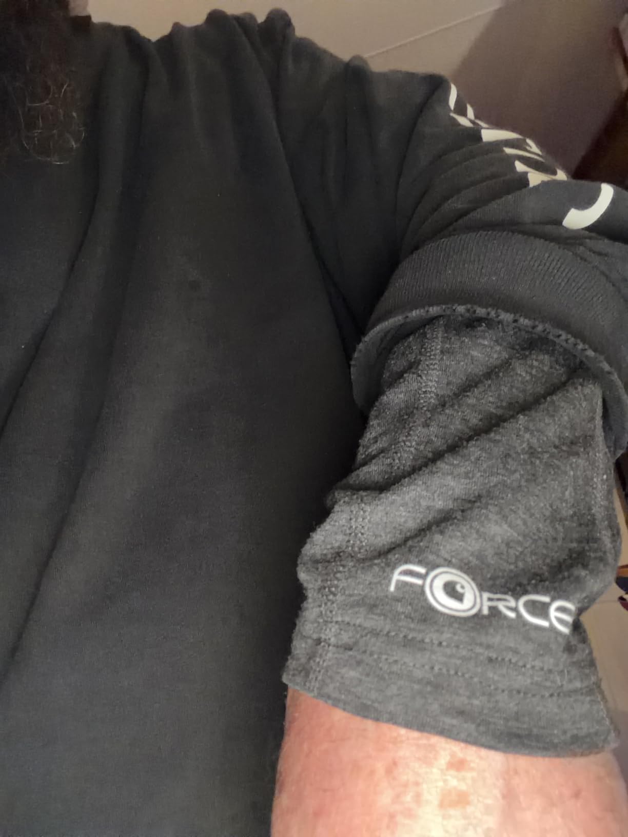 Men's Force Midweight Synthetic-Merino Wool Blend Base Layer Crewneck Pocket Top customer photo 1