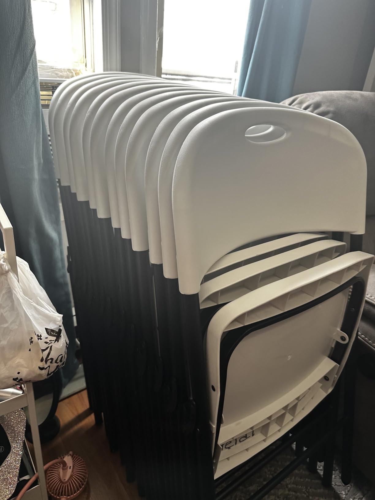 Amazon Basics Sturdy Foldable Portable Plastic Chair, 350-Pound Capacity, Space Saving for Events and Seating, White, 6-Pack customer photo 1