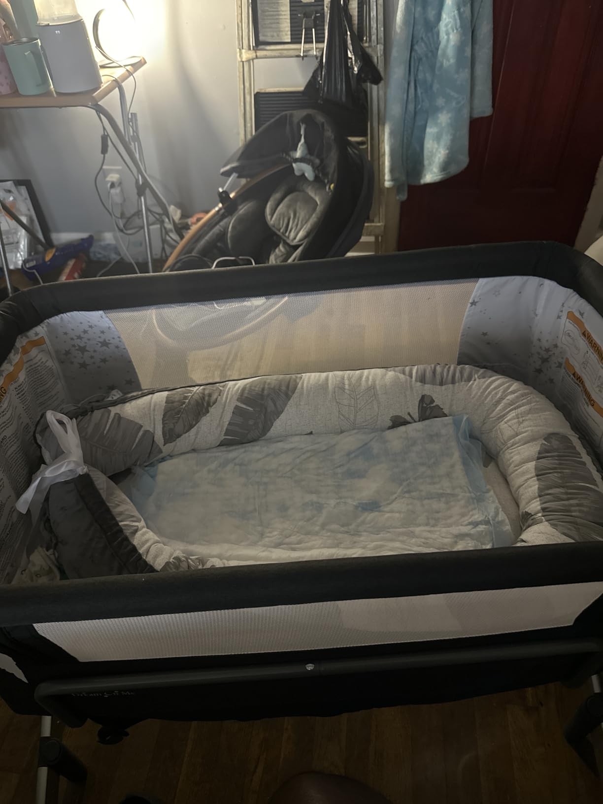 Dream On Me Skylar Bassinet and Bedside Sleeper, Adjustable Heights, Breathable Mesh Sides, Plush Mattress Pad, Wheels with Safety Locks, Compact Fold & Travel Bag - Grey customer photo 1