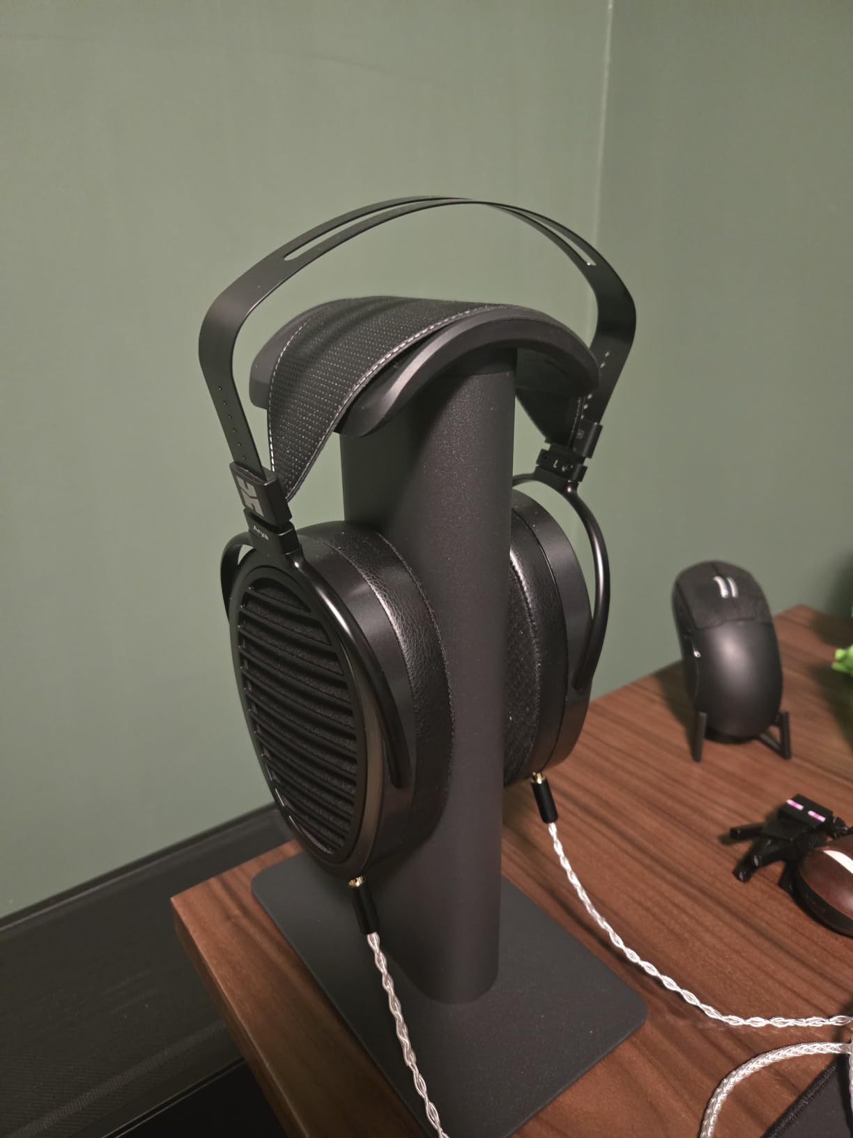 Kanto Living H2 Premium Headphone Stand - Black customer photo 2